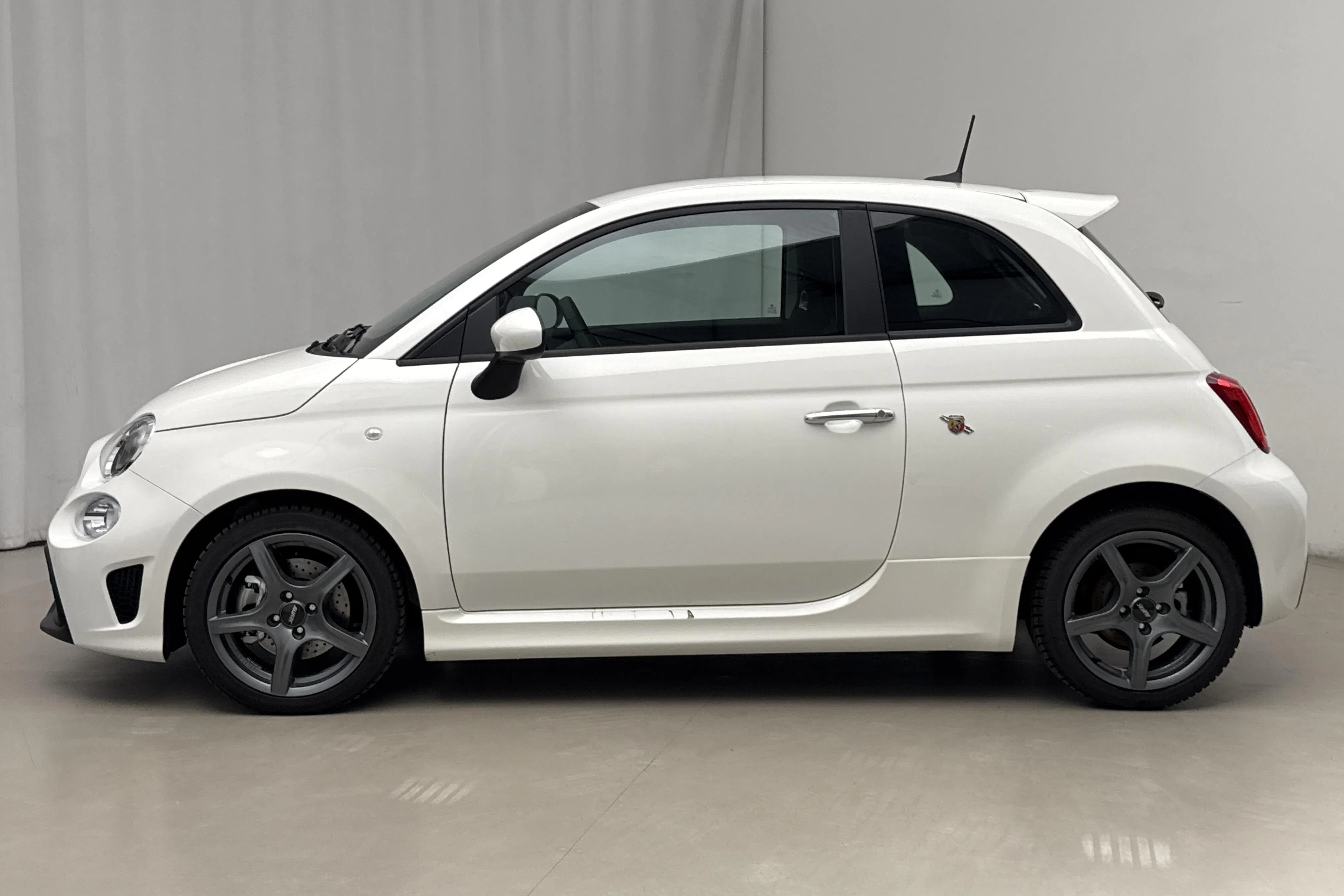 Presentationsfoto 2 av 16: Abarth Abarth 595 (165hk) - 83 mil - Manuell - vit - 2023