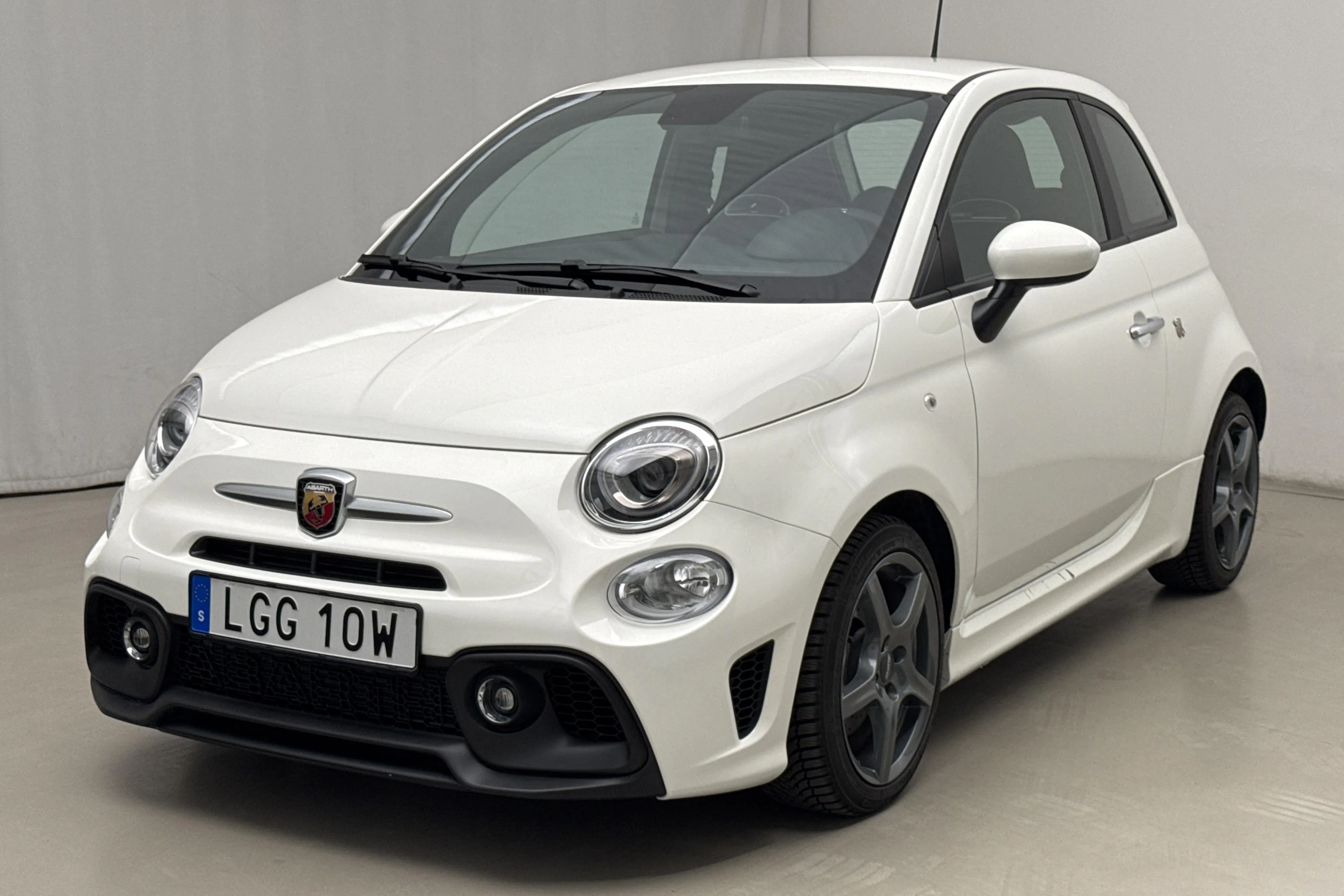 Presentationsfoto 1 av 16: Abarth Abarth 595 (165hk) - 83 mil - Manuell - vit - 2023