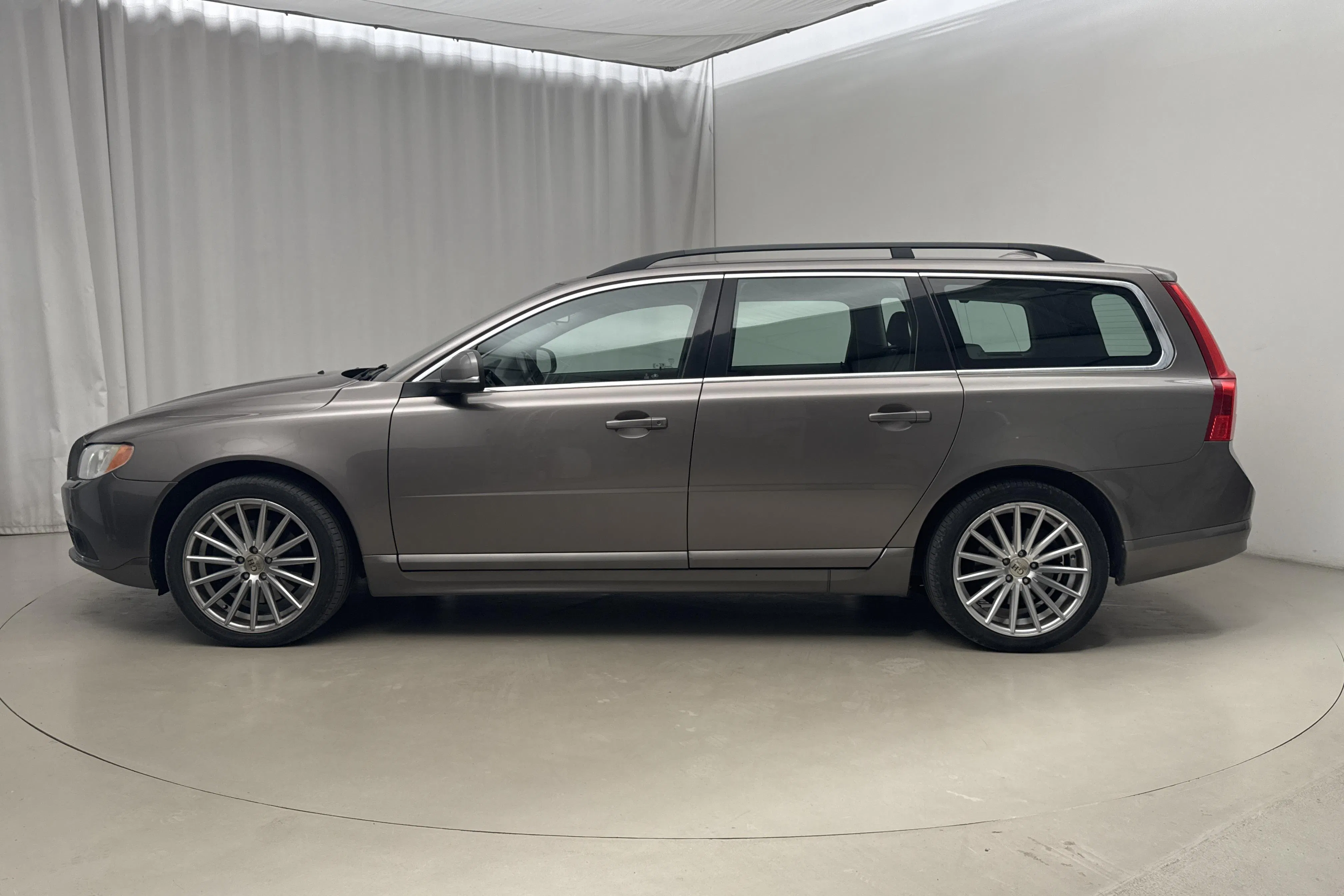 Presentationsfoto 2 av 14: Volvo V70 II D5 AWD (215hk) - 28 198 mil - Automat - grå - 2012