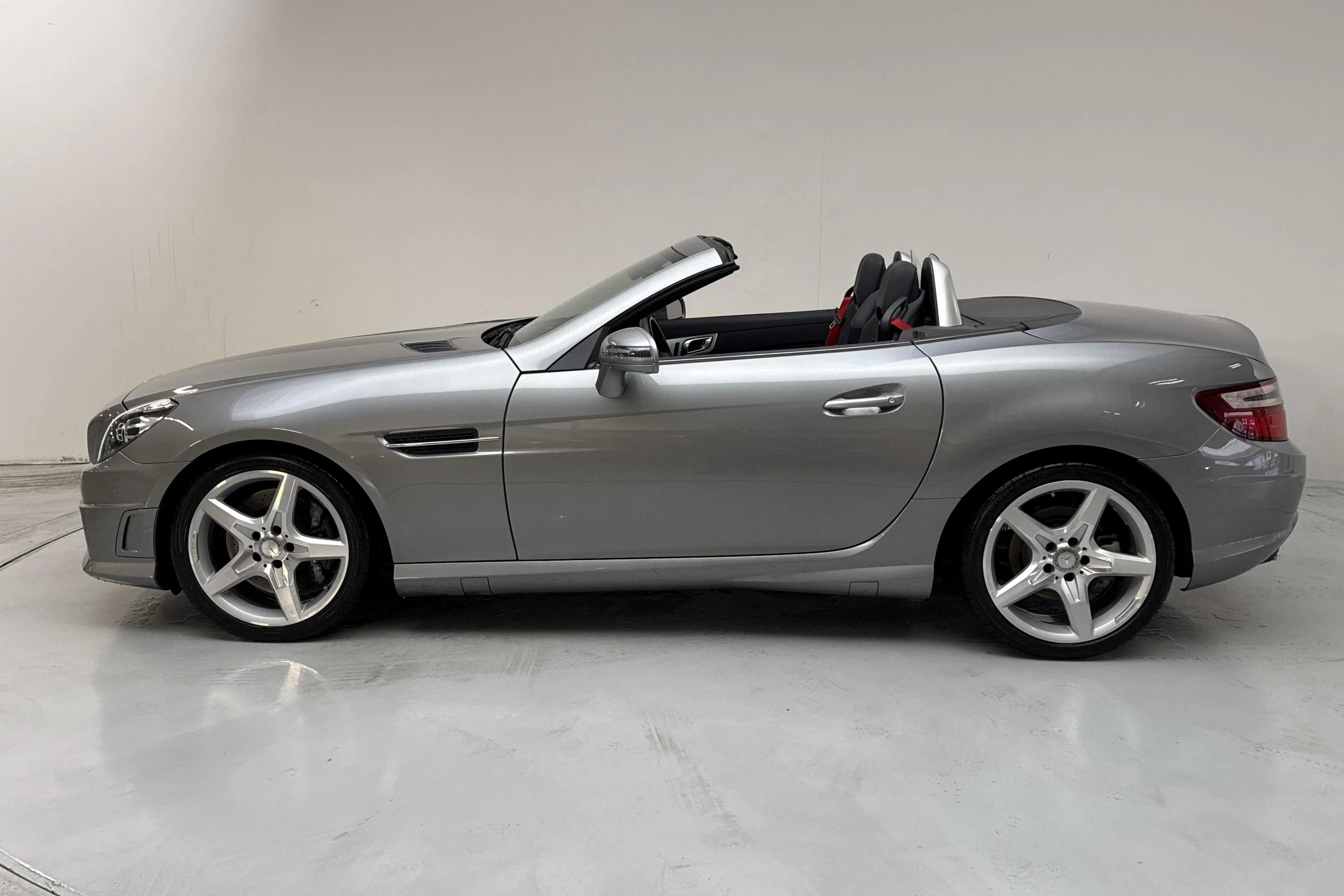 Presentation photo 2 of 17: Mercedes SLK 200 R172 (184hk) - 42 340 km - Automatic - silver - 2015