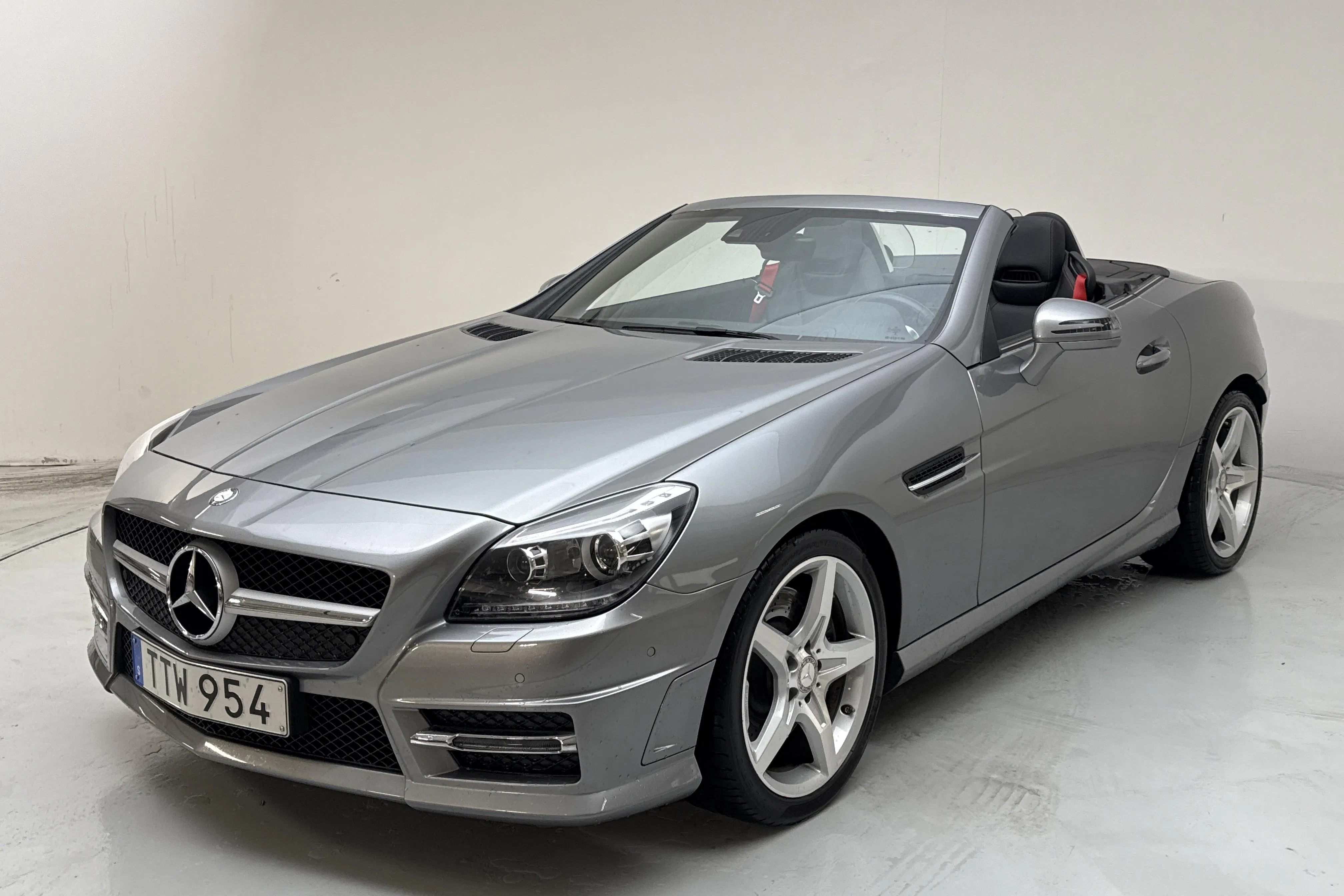 Presentation photo 1 of 17: Mercedes SLK 200 R172 (184hk) - 42 340 km - Automatic - silver - 2015