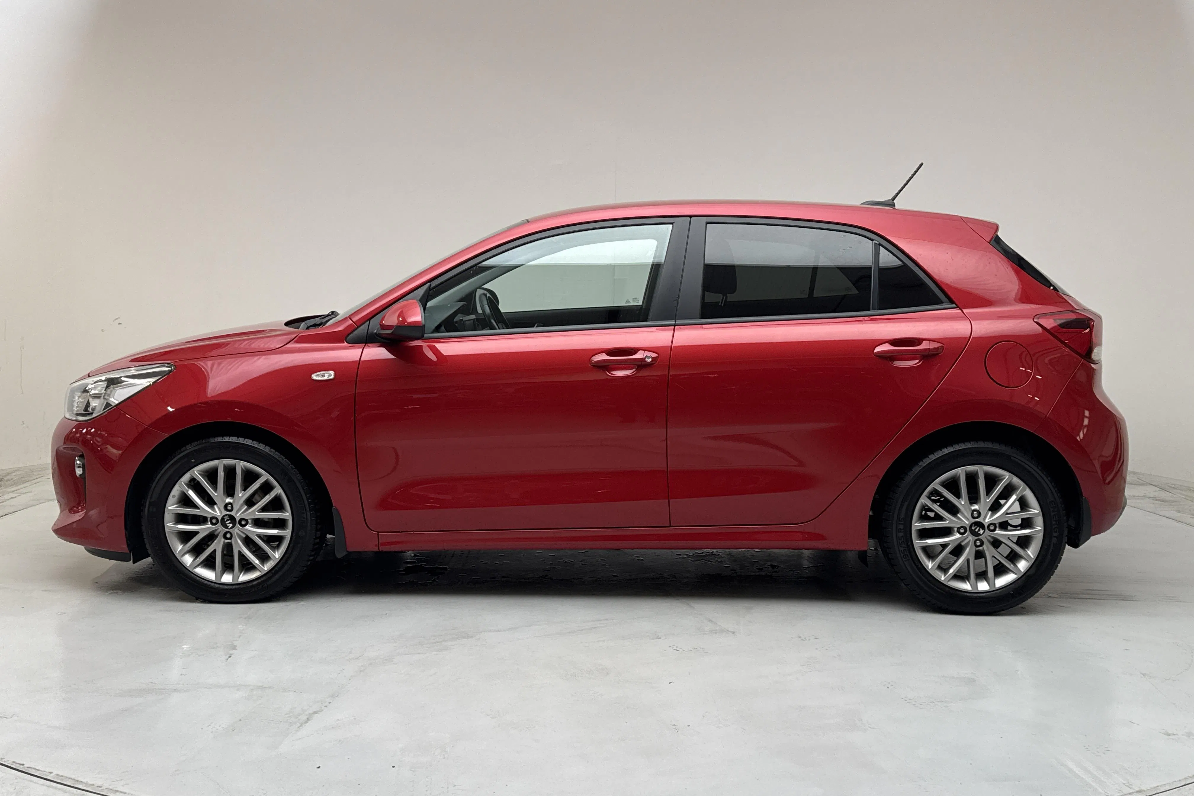 Presentation photo 2 of 13: KIA Rio 1.0 T-GDi (120hk) - 112 880 km - Automatic - red - 2020