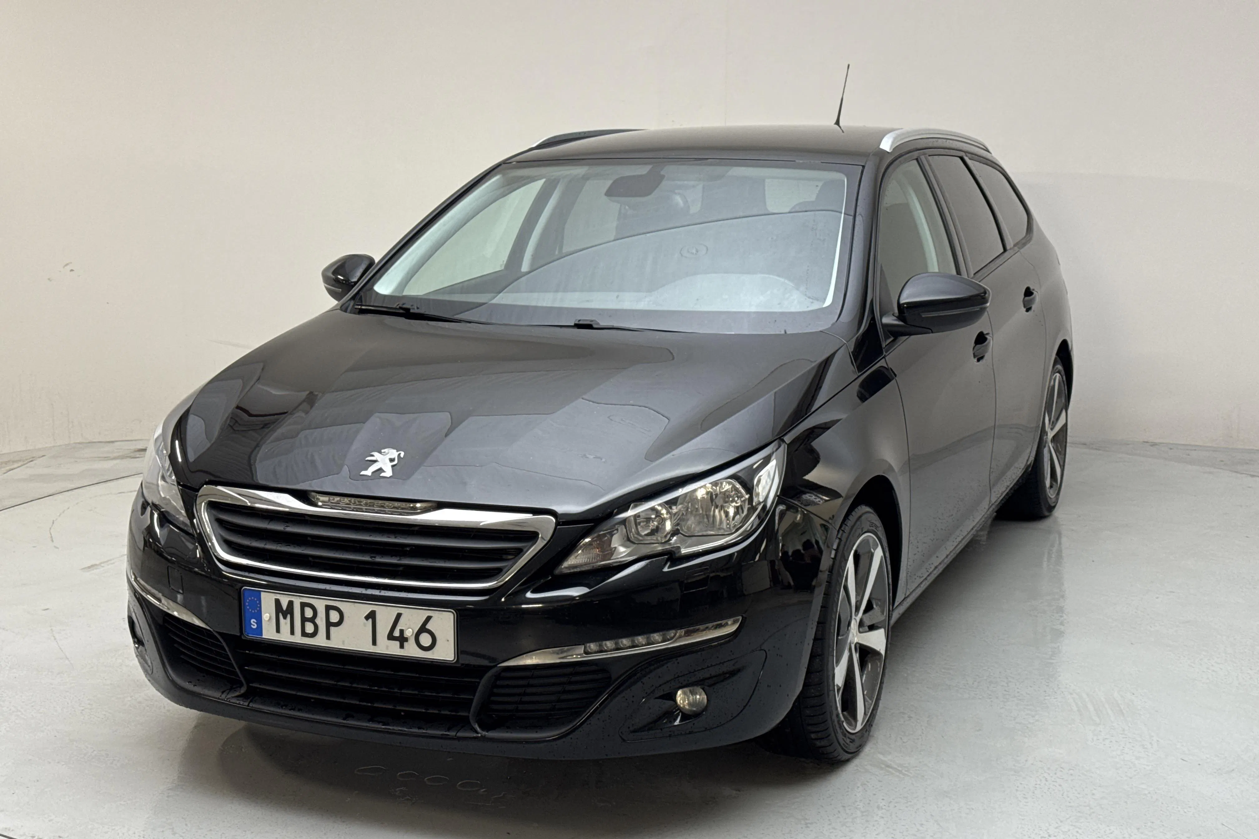 Presentationsfoto 1 av 12: Peugeot 308 SW PureTech (110hk) - 15 880 mil - Manuell - svart - 2015