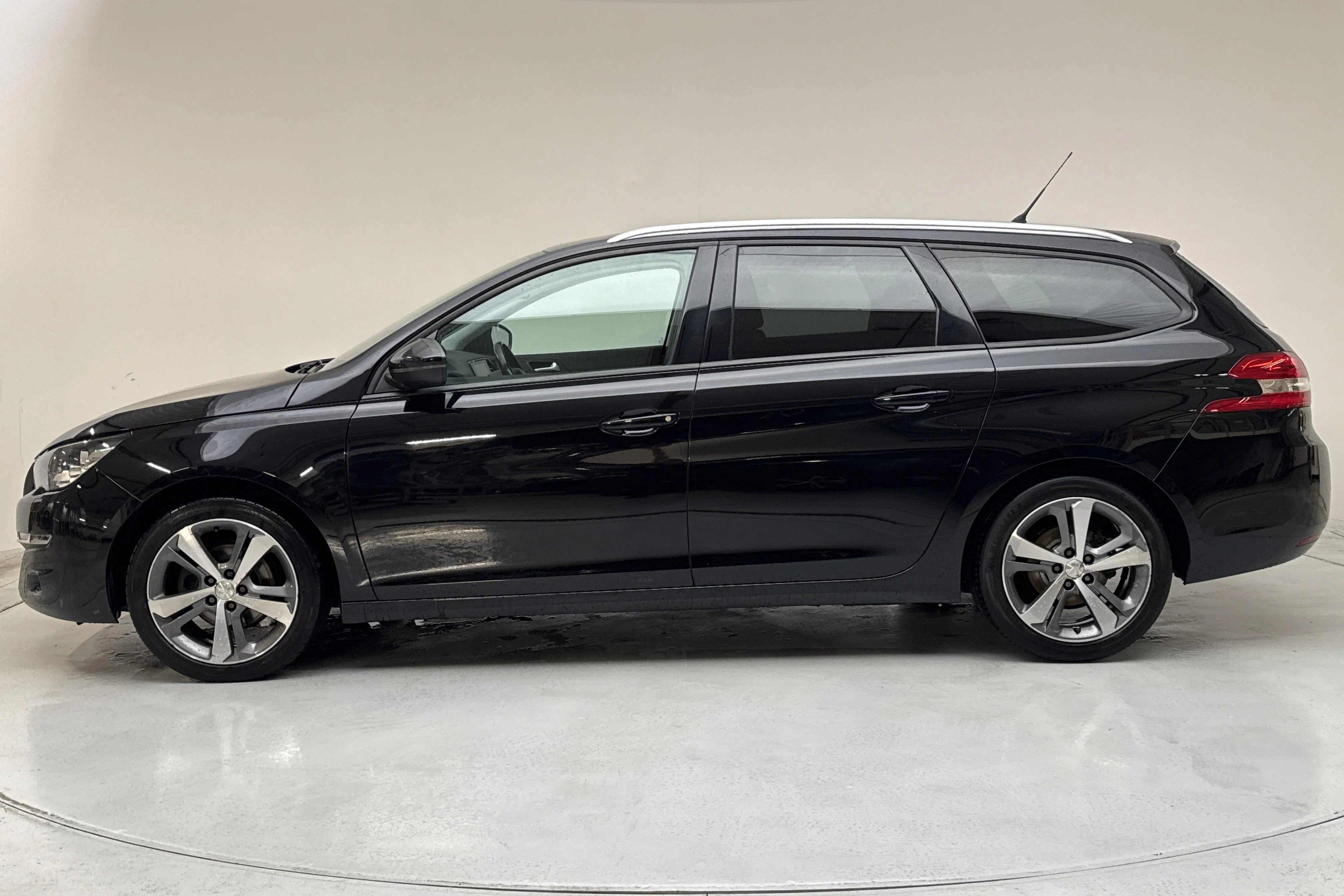 Presentationsfoto 2 av 12: Peugeot 308 SW PureTech (110hk) - 15 880 mil - Manuell - svart - 2015