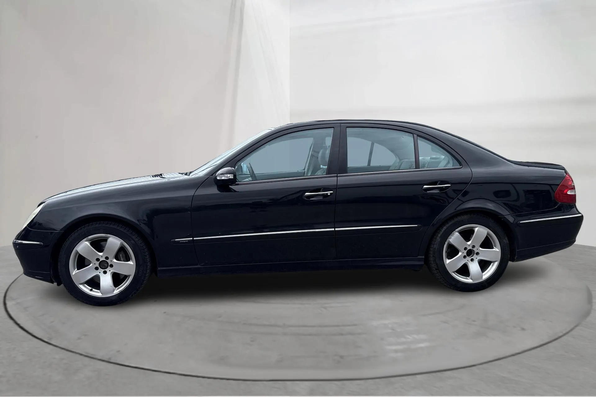 Presentation photo 2 of 16: Mercedes E 500 W211 (306hk) - 242 140 km - Automatic - black - 2003
