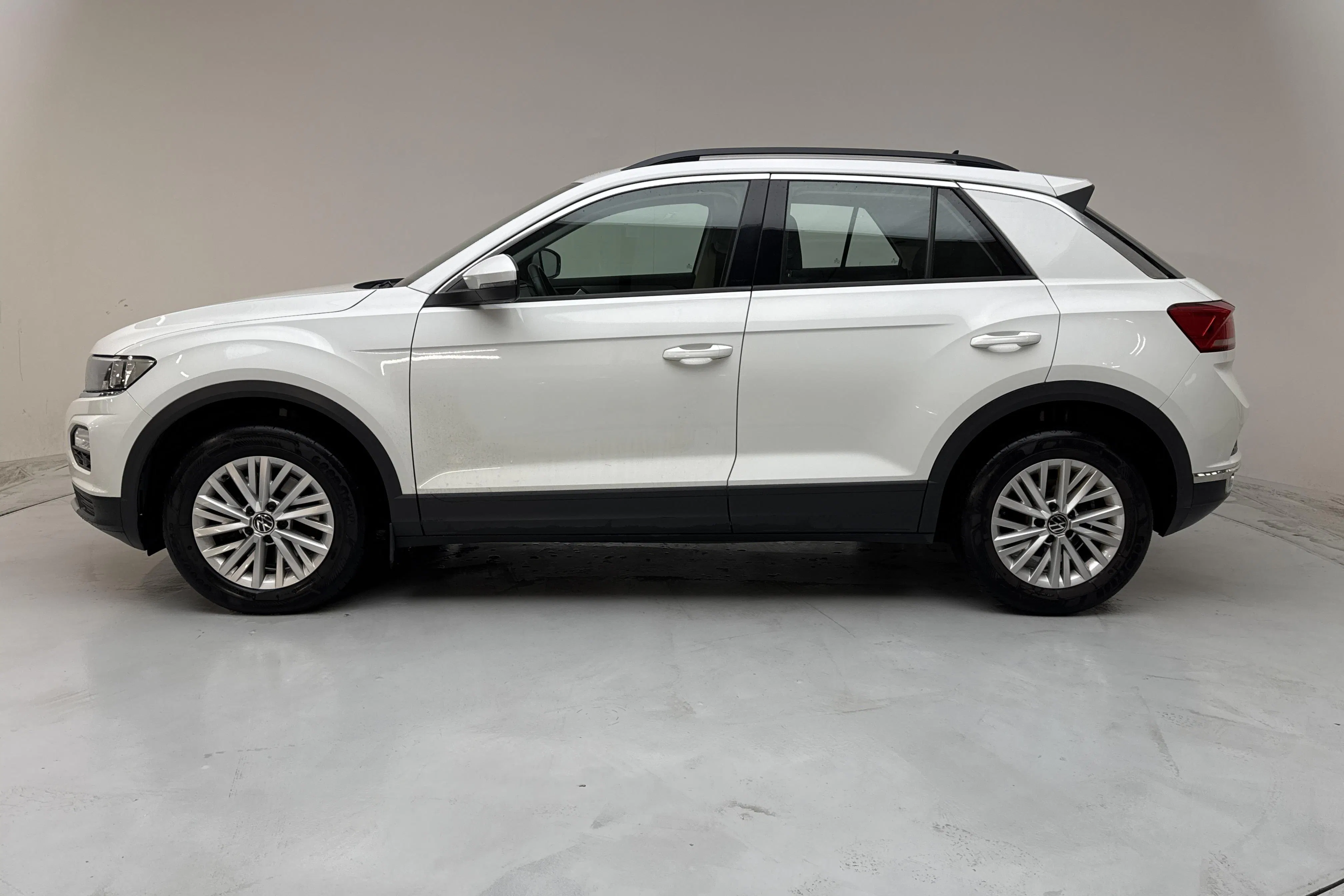 Presentationsfoto 2 av 13: VW T-Roc 2.0 TSI 4MOTION (190hk) - 14 376 mil - Automat - vit - 2021