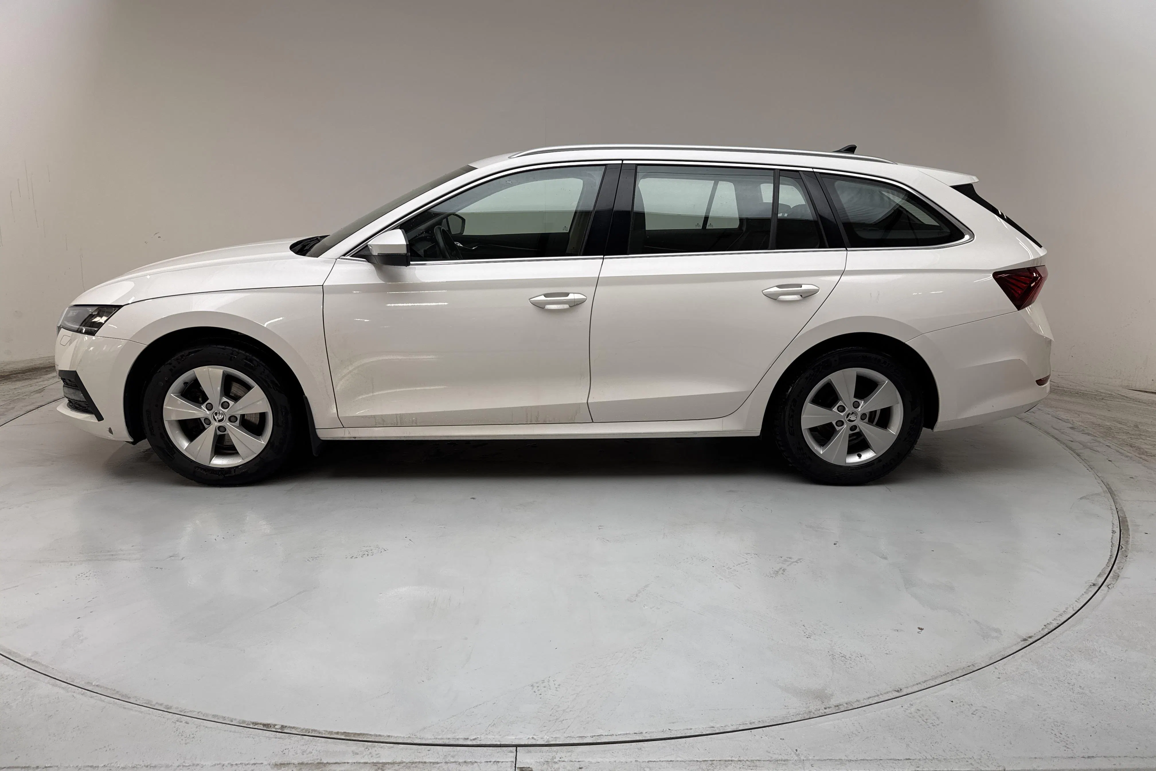 Presentation photo 2 of 15: Skoda Octavia G-TEC 1.5 TSI Combi (130hk) - 4 688 Scandinavian mile - Automatic - white - 2023