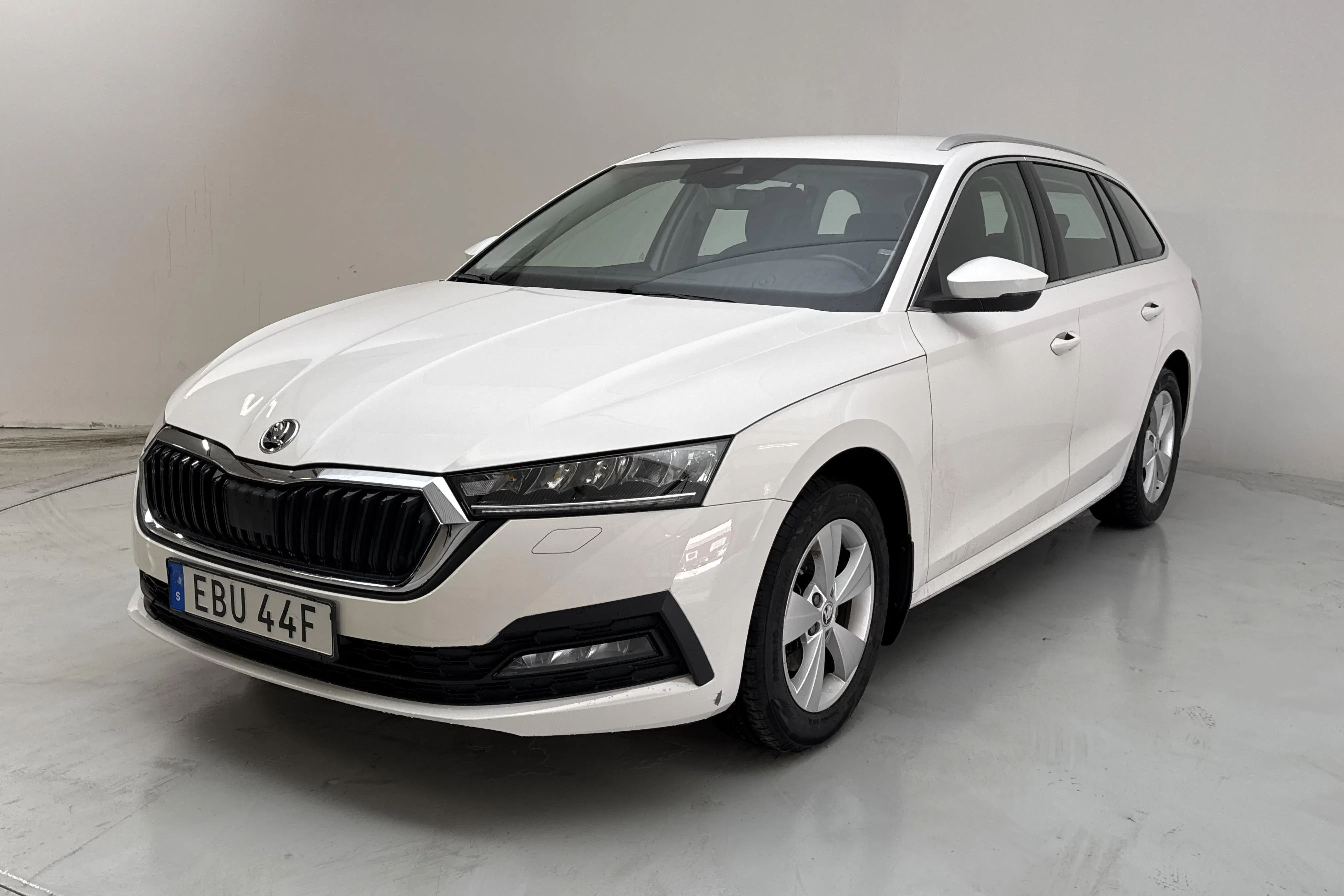 Presentation photo 1 of 15: Skoda Octavia G-TEC 1.5 TSI Combi (130hk) - 4 688 Scandinavian mile - Automatic - white - 2023