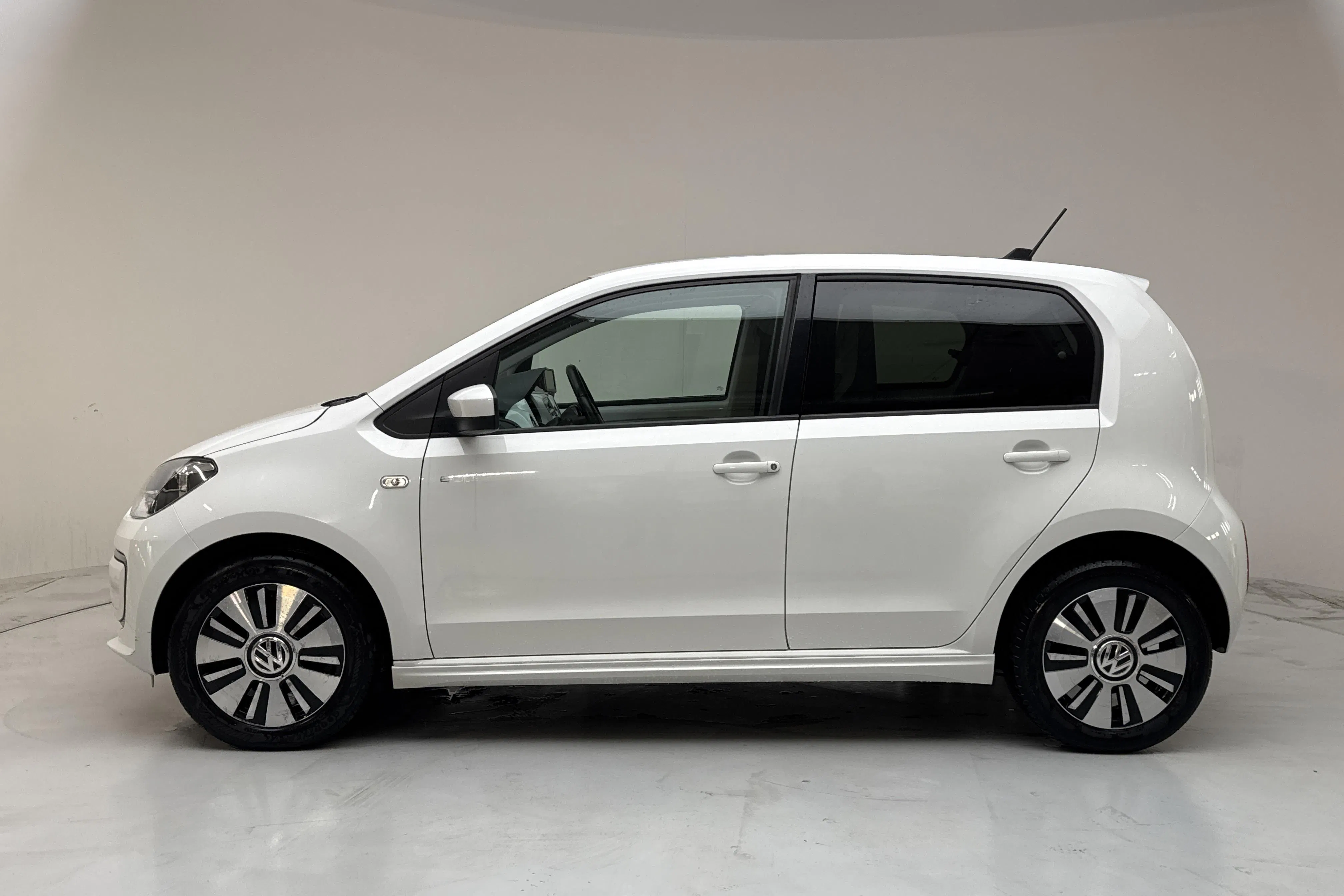Presentation photo 2 of 16: VW e-up! (82hk) - 58 540 km - Automatic - white - 2014