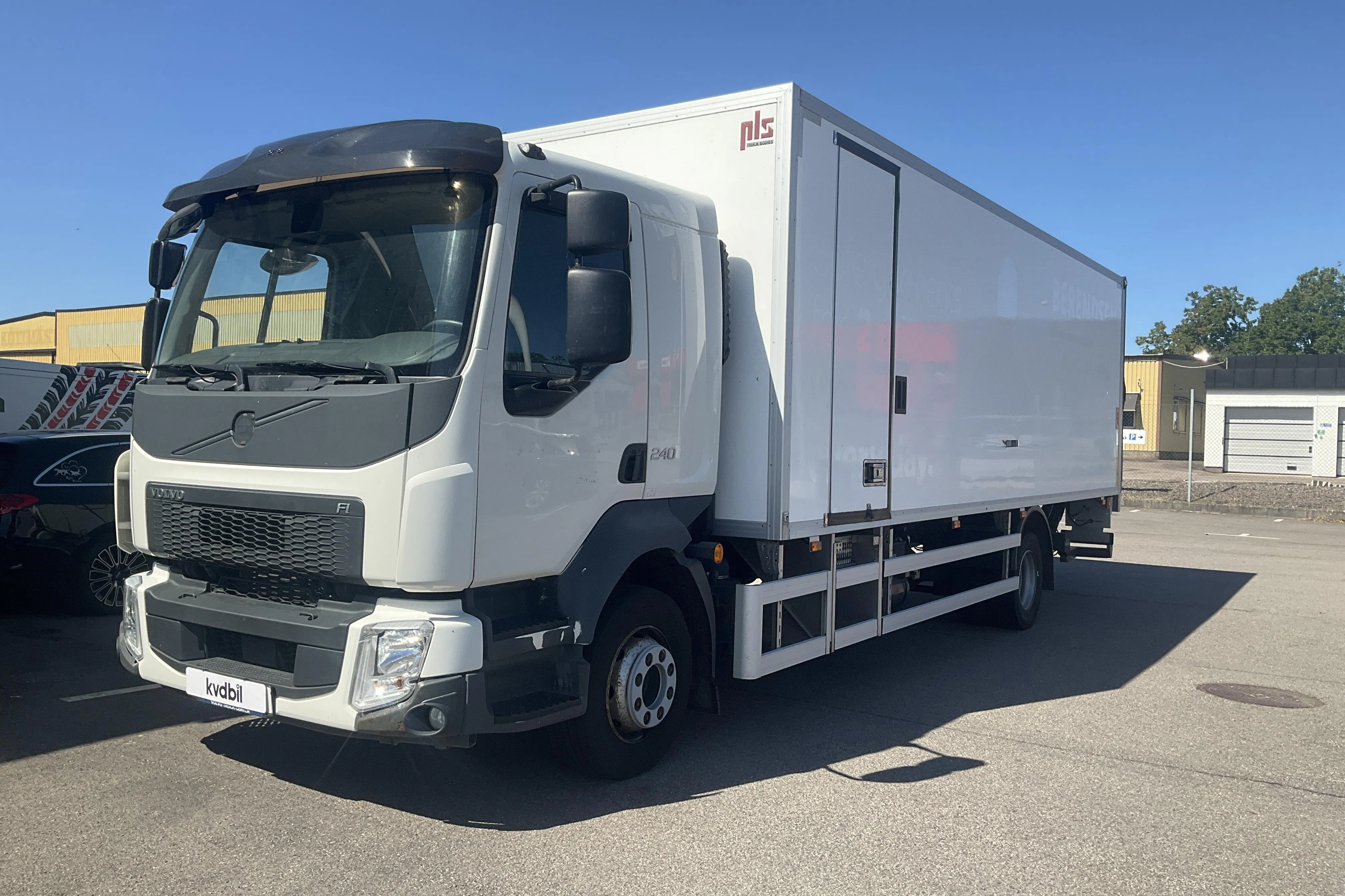 Presentation photo 1 of 47: VOLVO FL240 - 281 410 km - Automatic - white - 2018