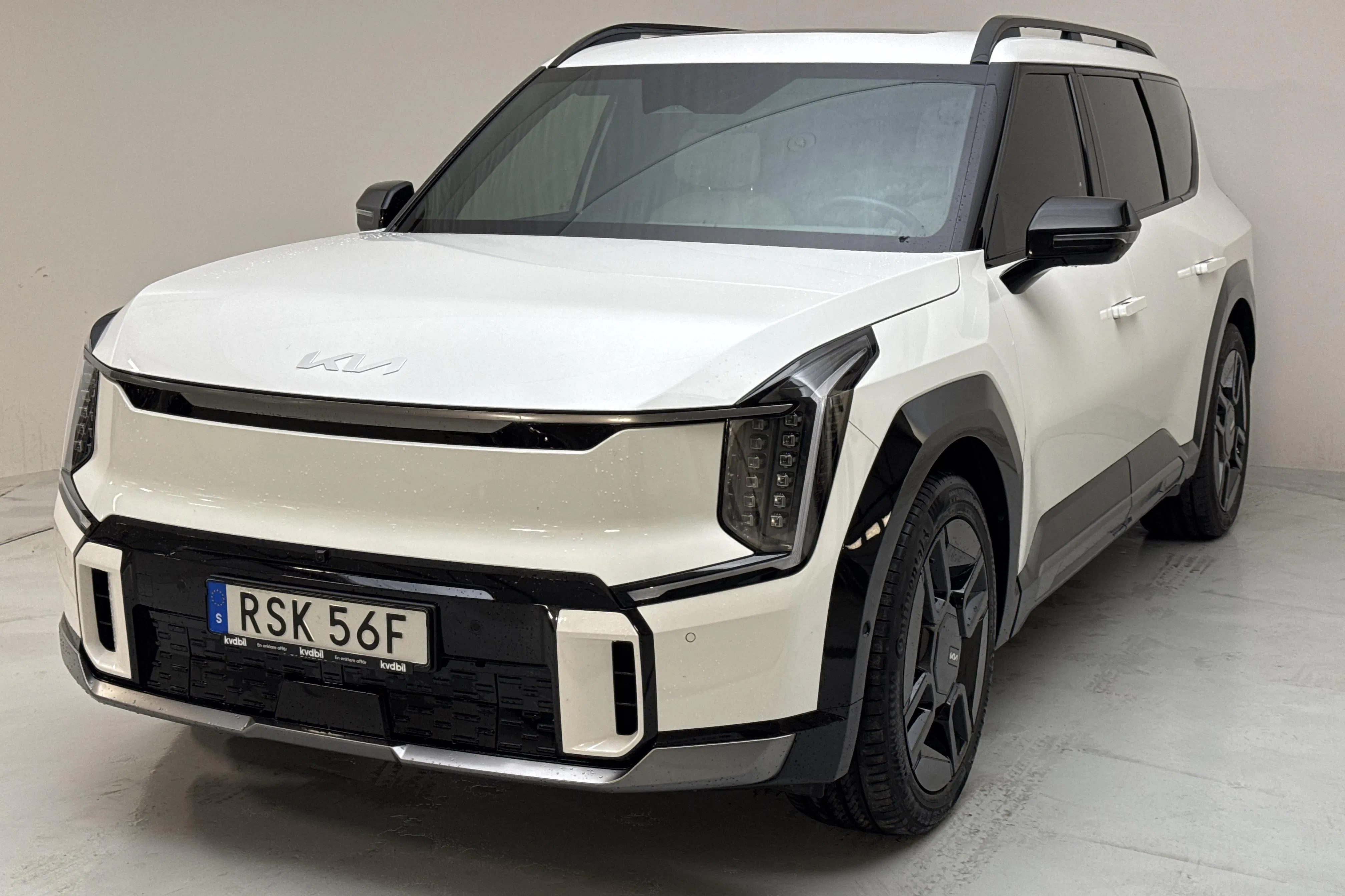 Presentationsfoto 1 av 19: KIA EV9 AWD (384hk) - 9 253 mil - Automat - vit - 2024