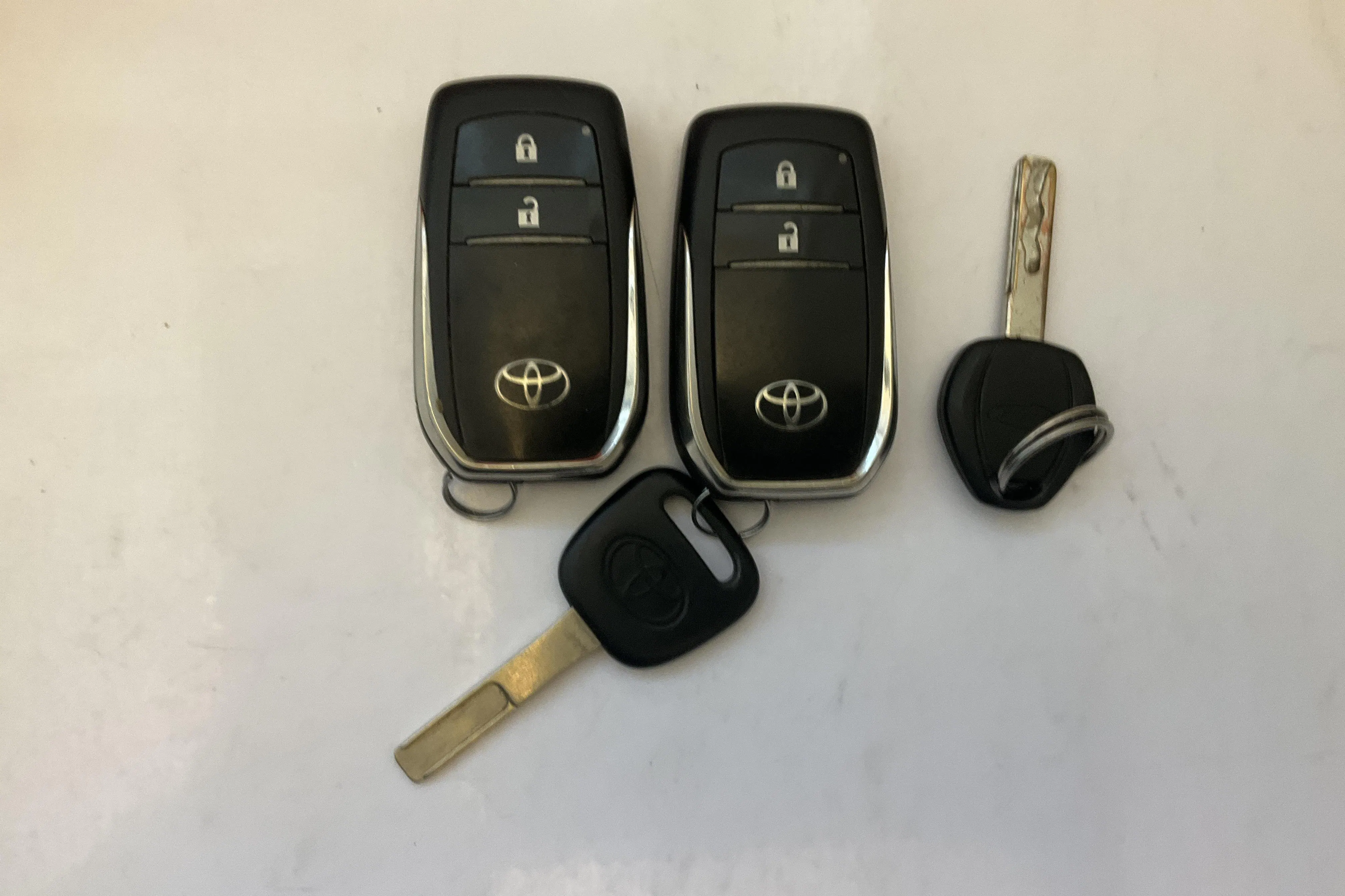 Presentationsfoto 12 av 12: Toyota Hilux 2.4 D 4WD (150hk) - 21 028 mil - Automat - vit - 2016