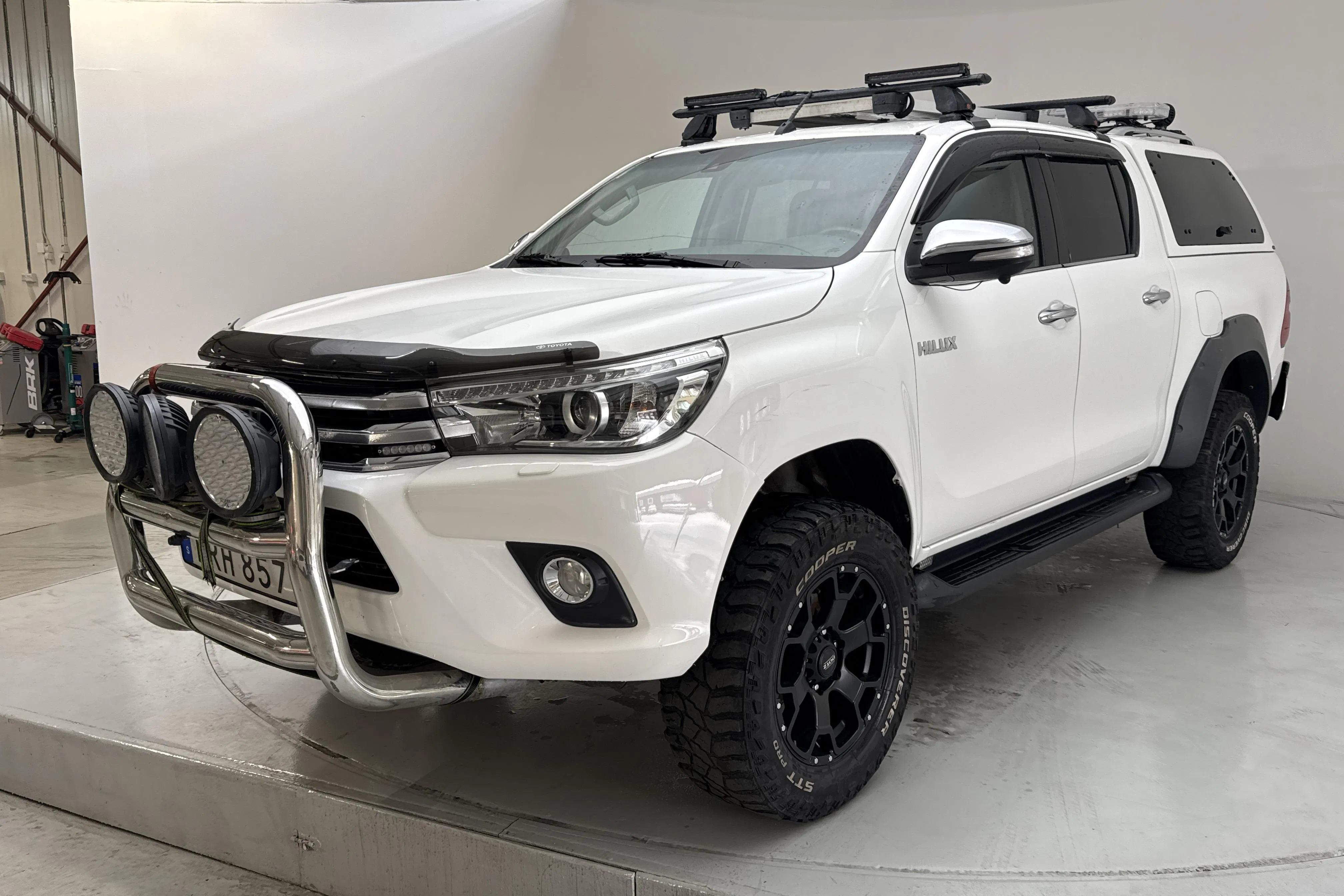Presentationsfoto 1 av 12: Toyota Hilux 2.4 D 4WD (150hk) - 21 028 mil - Automat - vit - 2016