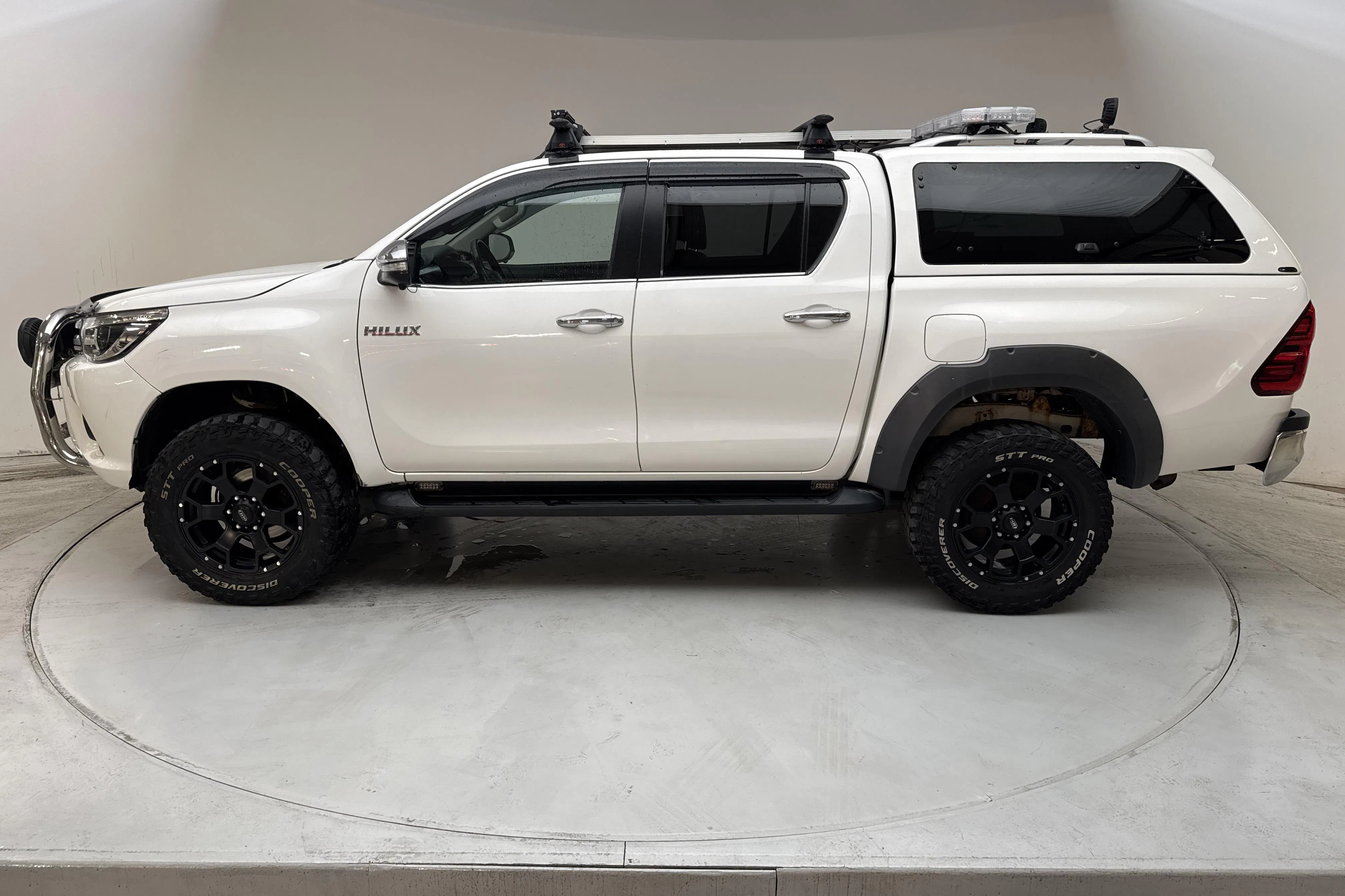 Presentationsfoto 2 av 12: Toyota Hilux 2.4 D 4WD (150hk) - 21 028 mil - Automat - vit - 2016