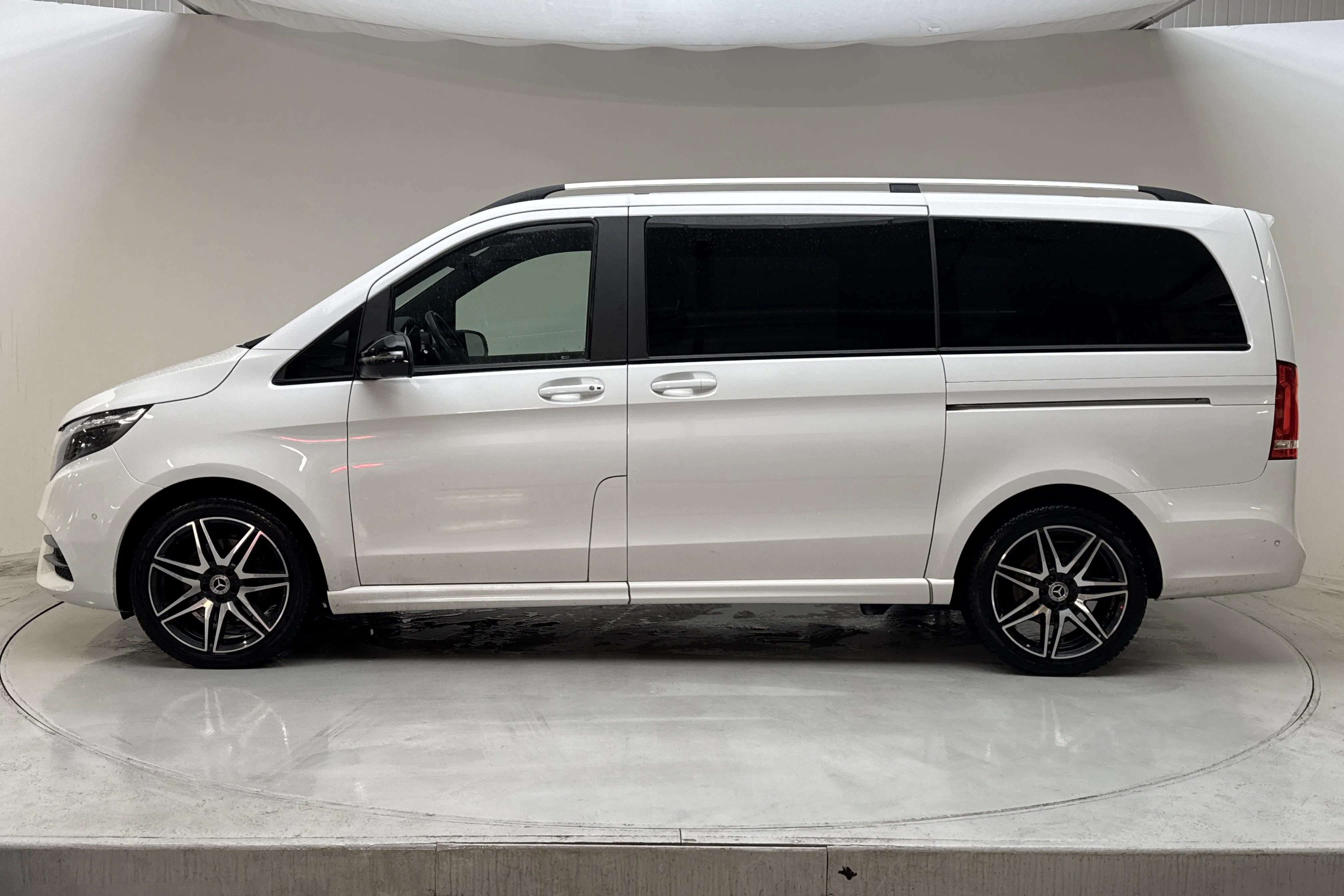 Presentationsfoto 2 av 21: Mercedes V 300 d 4MATIC W447 (237hk) - 7 776 mil - Automat - vit - 2024