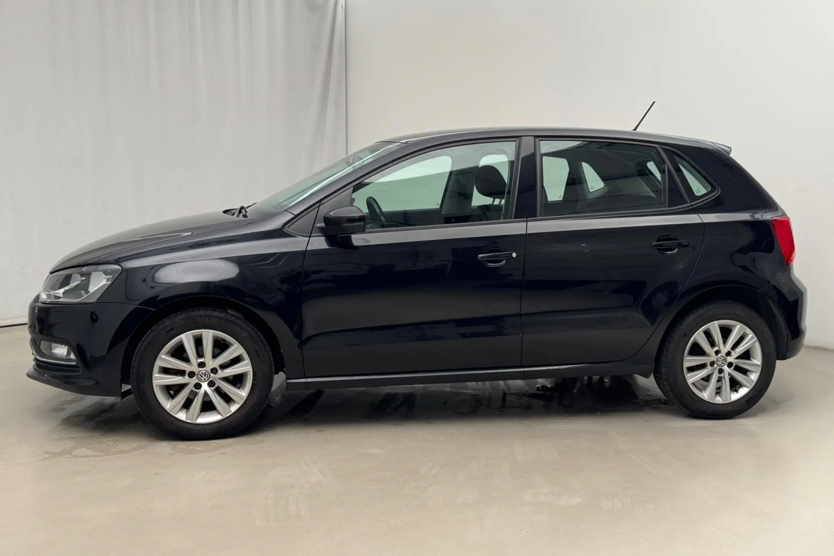 Zdjęcie prezentacyjne 2 z 15: VW Polo 1.2 TSI 5dr (90hk) - 89 890 km - Manualna - czarny - 2015