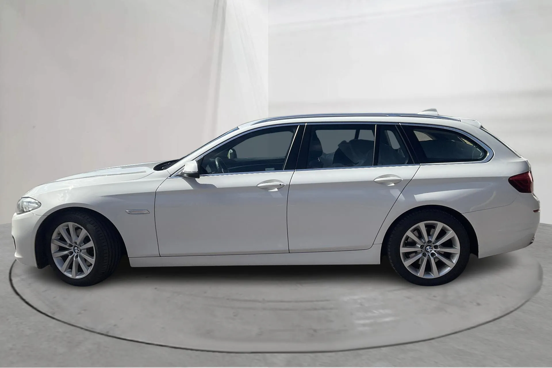 Presentation photo 2 of 15: BMW 520d xDrive Touring, F11 (190hk) - 210 310 km - Automatic - white - 2017