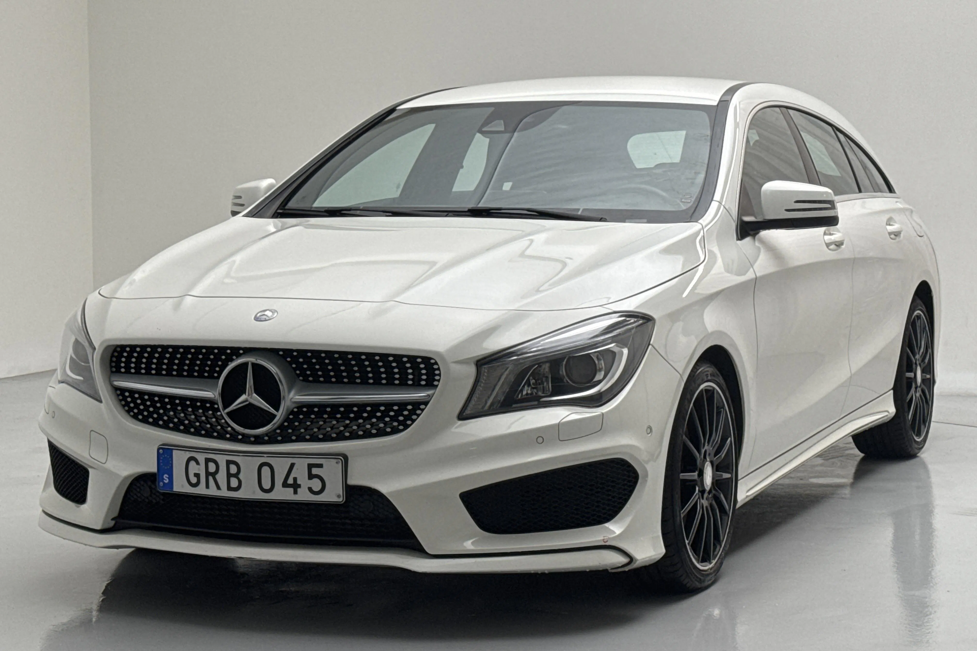 Presentation photo 1 of 13: Mercedes CLA 200 CDI Shooting Brake (136hk) - 164 920 km - Automatic - white - 2015