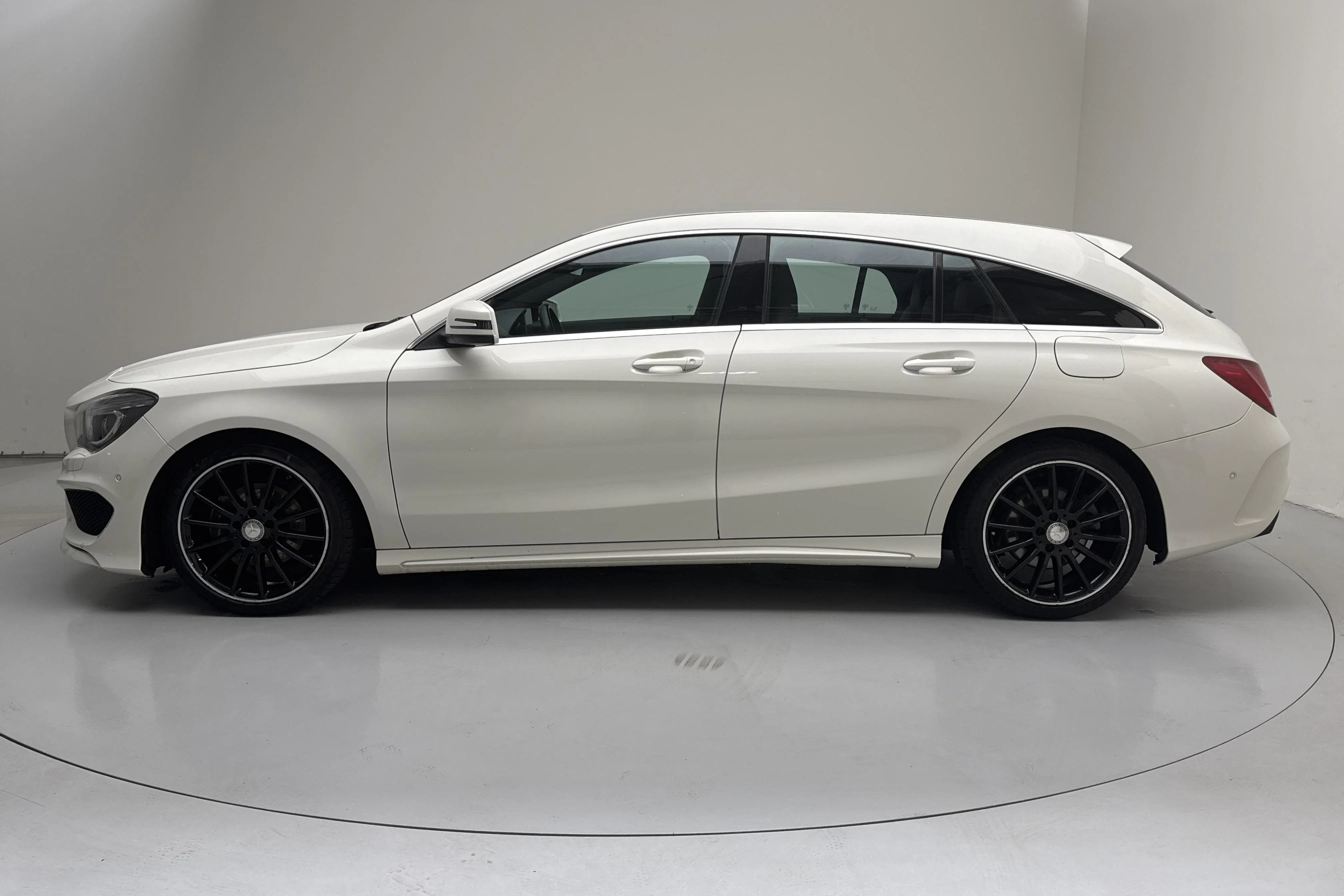 Presentation photo 2 of 13: Mercedes CLA 200 CDI Shooting Brake (136hk) - 164 920 km - Automatic - white - 2015