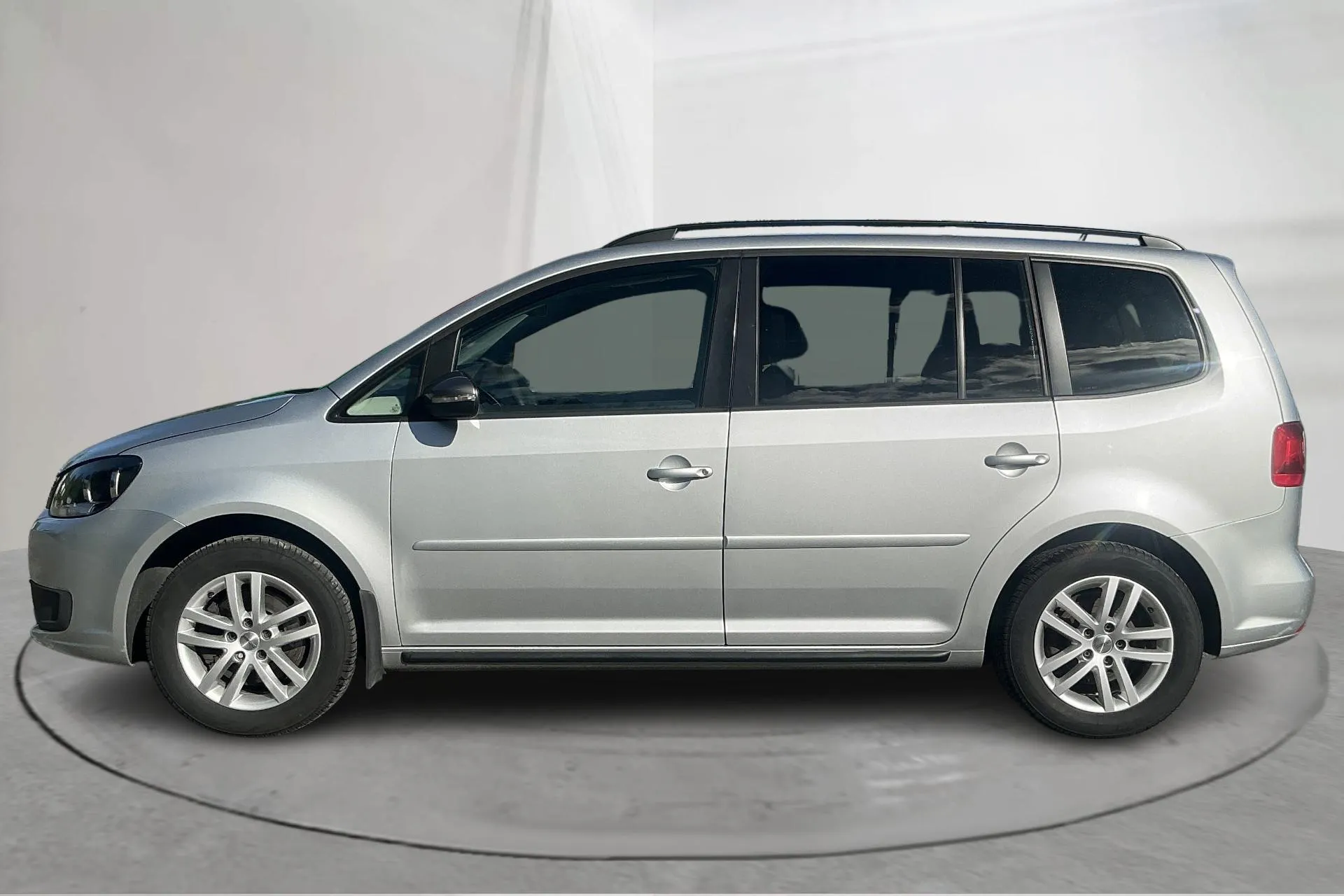Presentationsfoto 2 av 15: VW Touran 1.4 TSI (140hk) - 13 068 mil - Manuell - silver - 2014