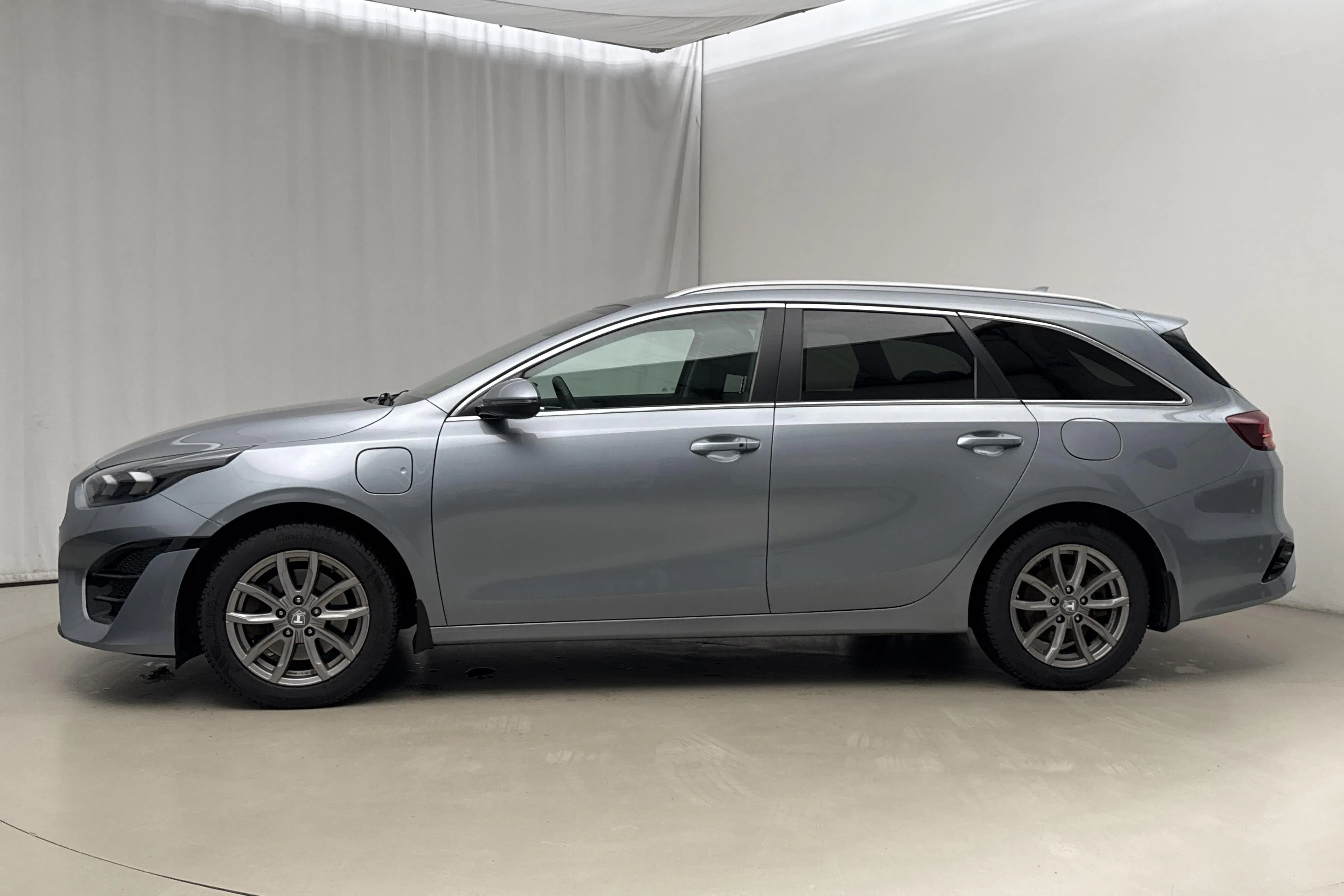 Presentation photo 2 of 19: KIA Ceed 1.6 Plug-in Hybrid SW (141hk) - 112 960 km - Automatic - gray - 2022