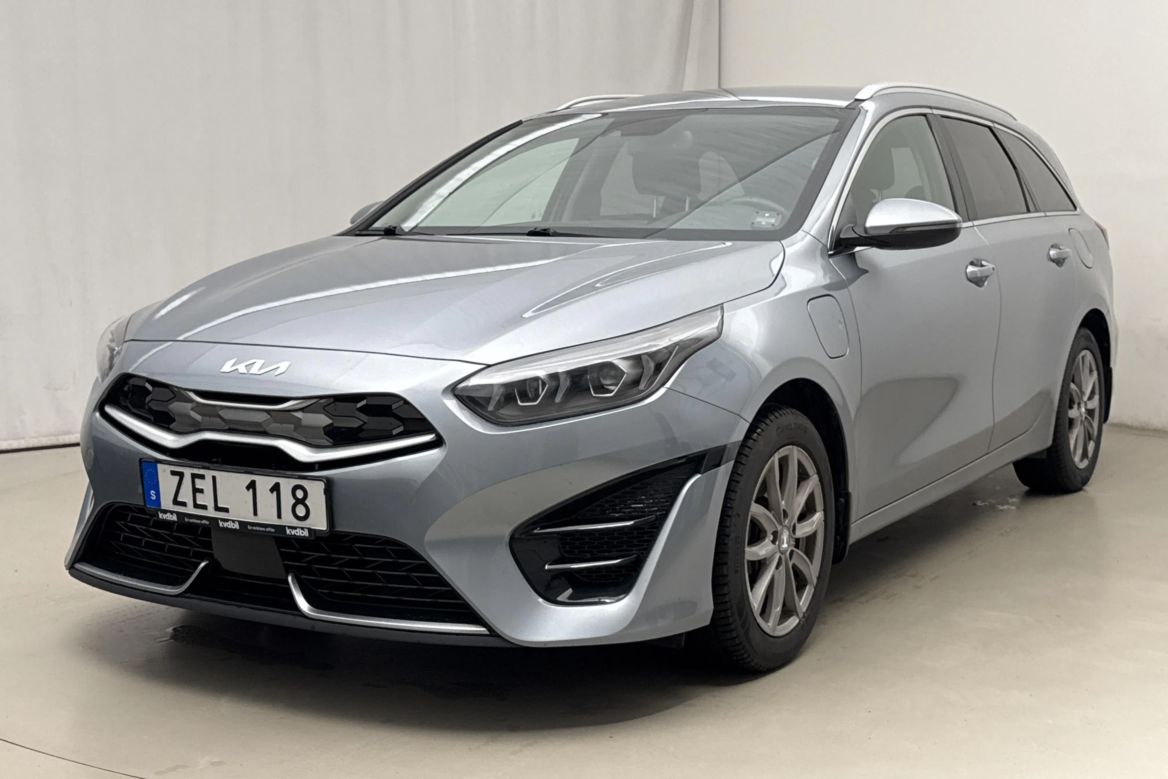Presentation photo 1 of 19: KIA Ceed 1.6 Plug-in Hybrid SW (141hk) - 112 960 km - Automatic - gray - 2022
