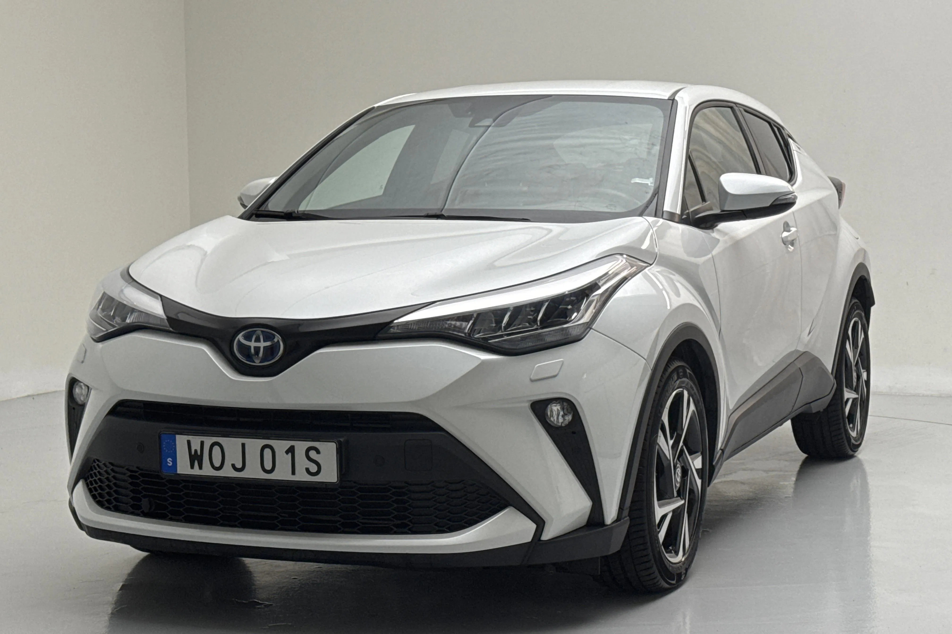 Presentation photo 1 of 14: Toyota C-HR 1.8 HSD (122hk) - 15 180 km - Automatic - white - 2023