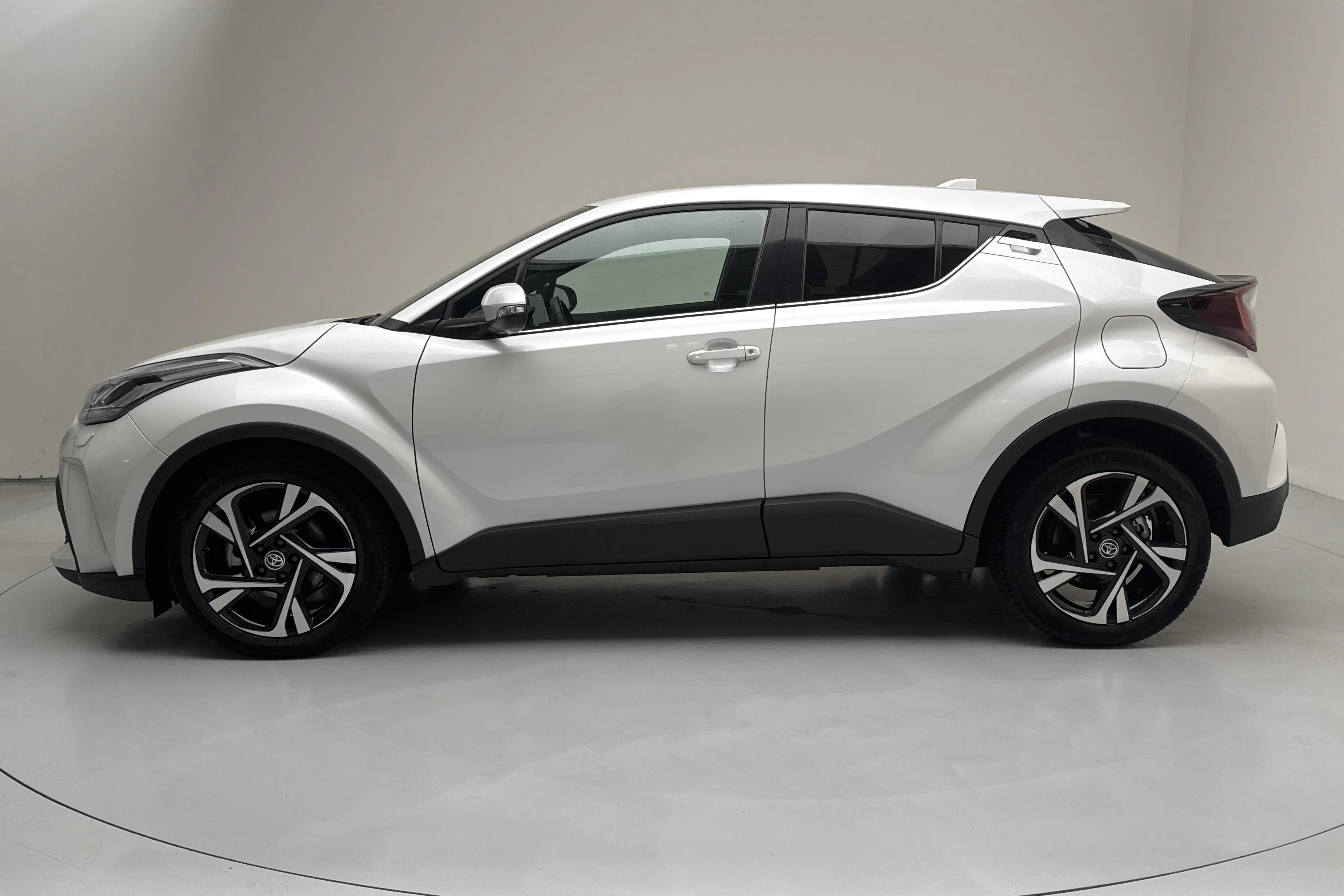 Presentation photo 2 of 14: Toyota C-HR 1.8 HSD (122hk) - 15 180 km - Automatic - white - 2023