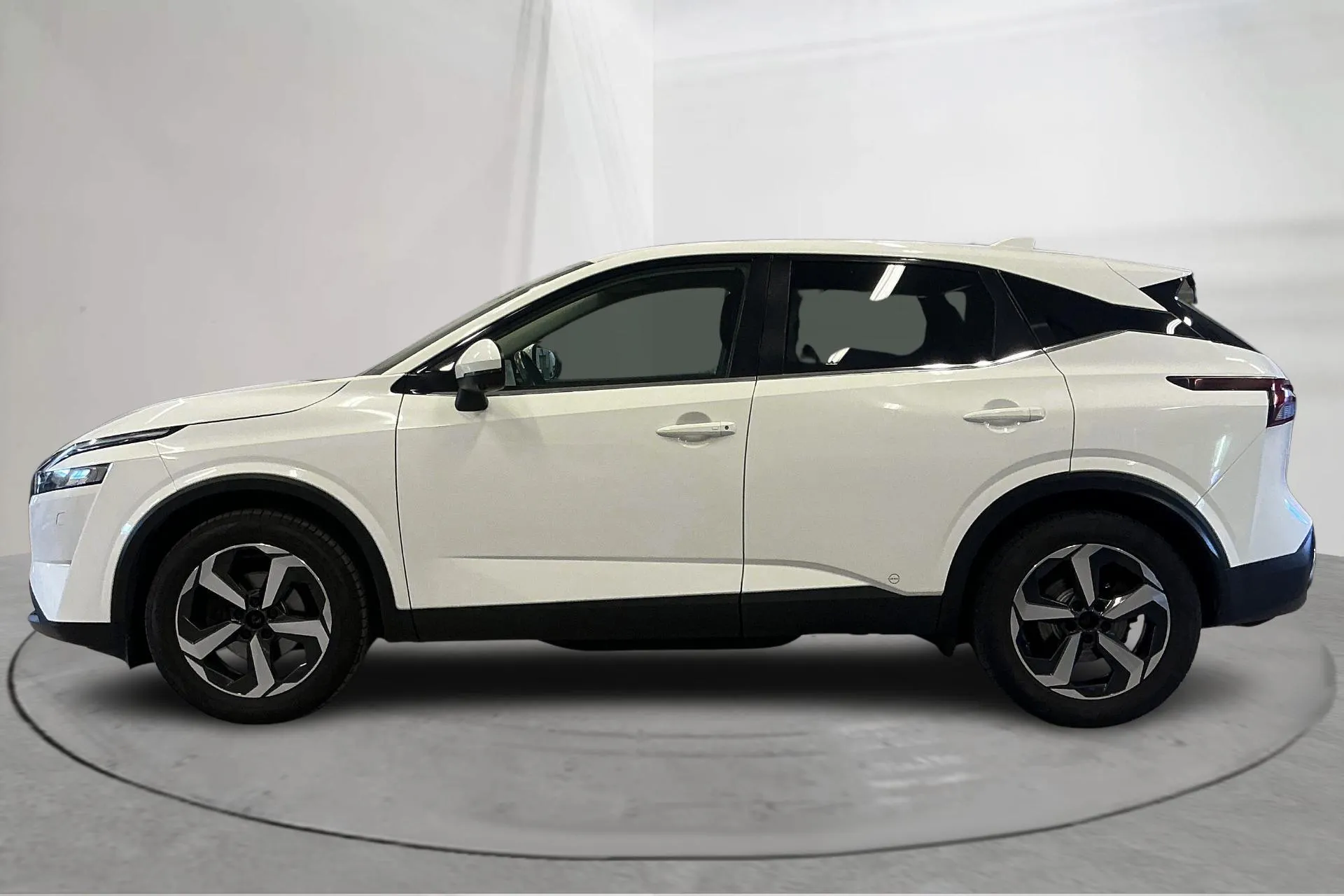 Presentation photo 2 of 15: Nissan Qashqai 1.3 MHEV 4WD (158hk) - 10 982 Scandinavian mile - Automatic - white - 2023