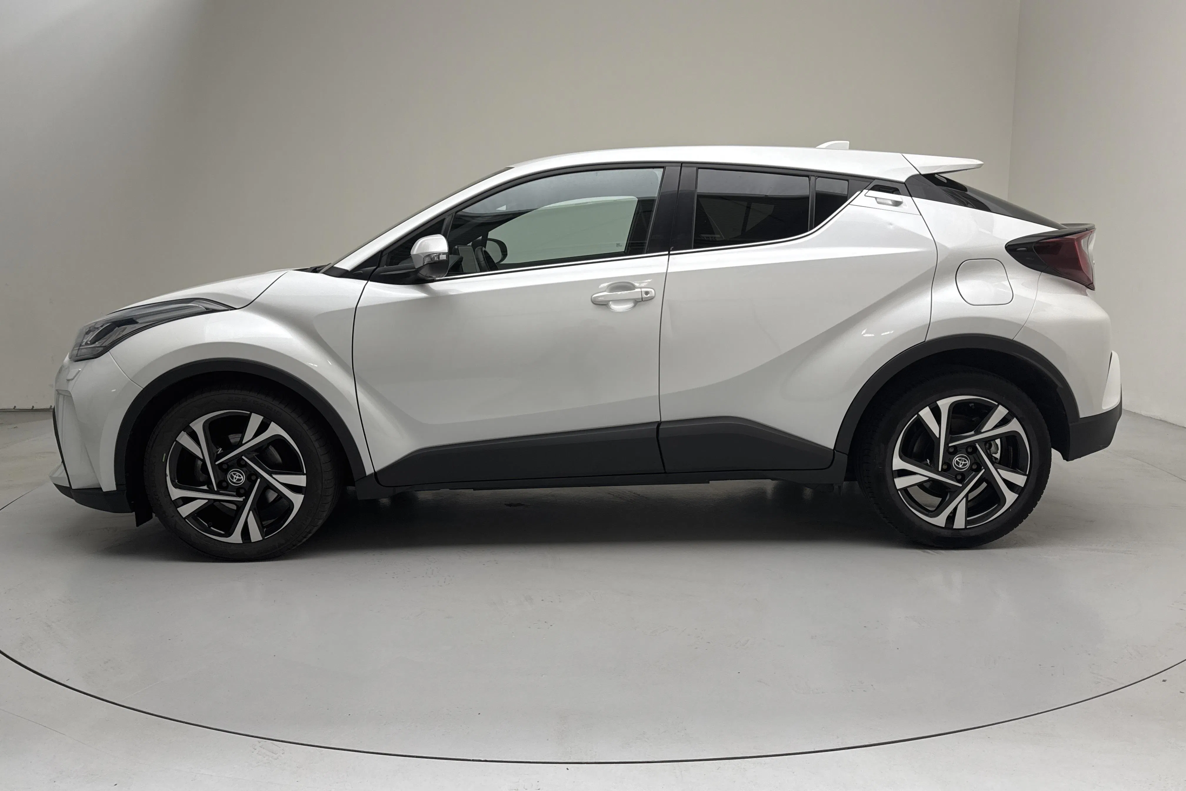 Presentationsfoto 2 av 14: Toyota C-HR 1.8 HSD (122hk) - 2 928 mil - Automat - vit - 2023