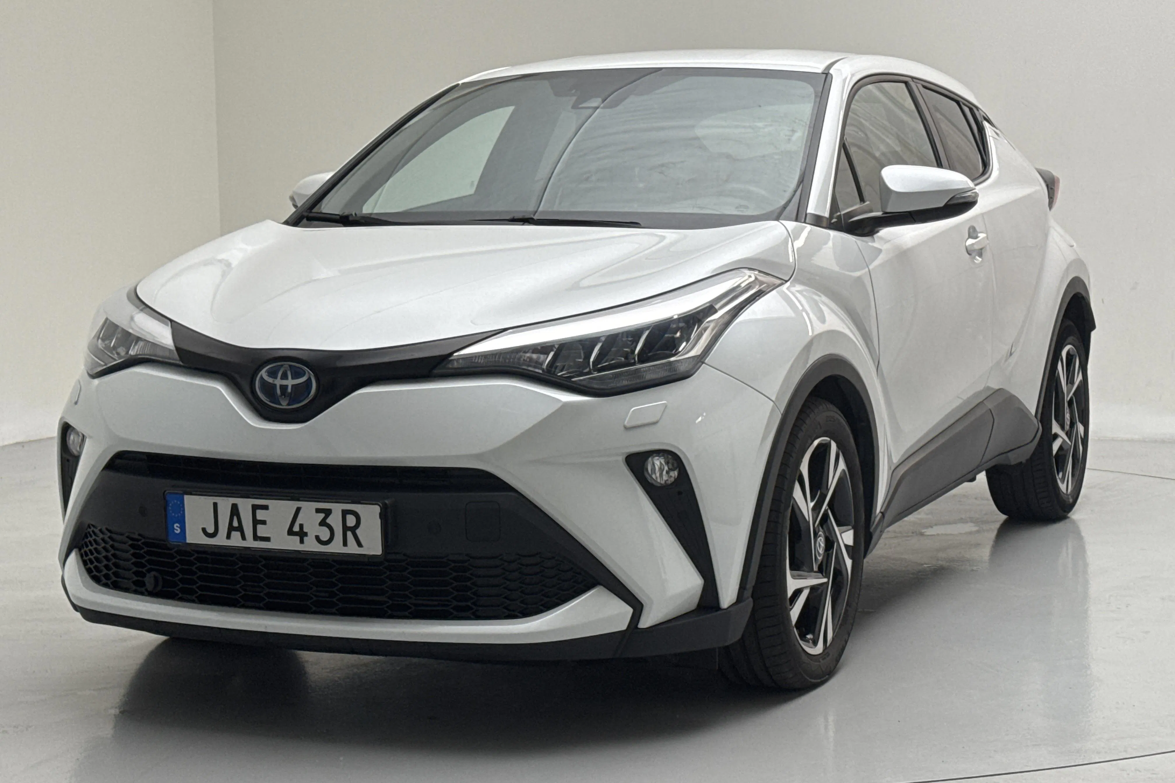 Presentationsfoto 1 av 14: Toyota C-HR 1.8 HSD (122hk) - 2 928 mil - Automat - vit - 2023
