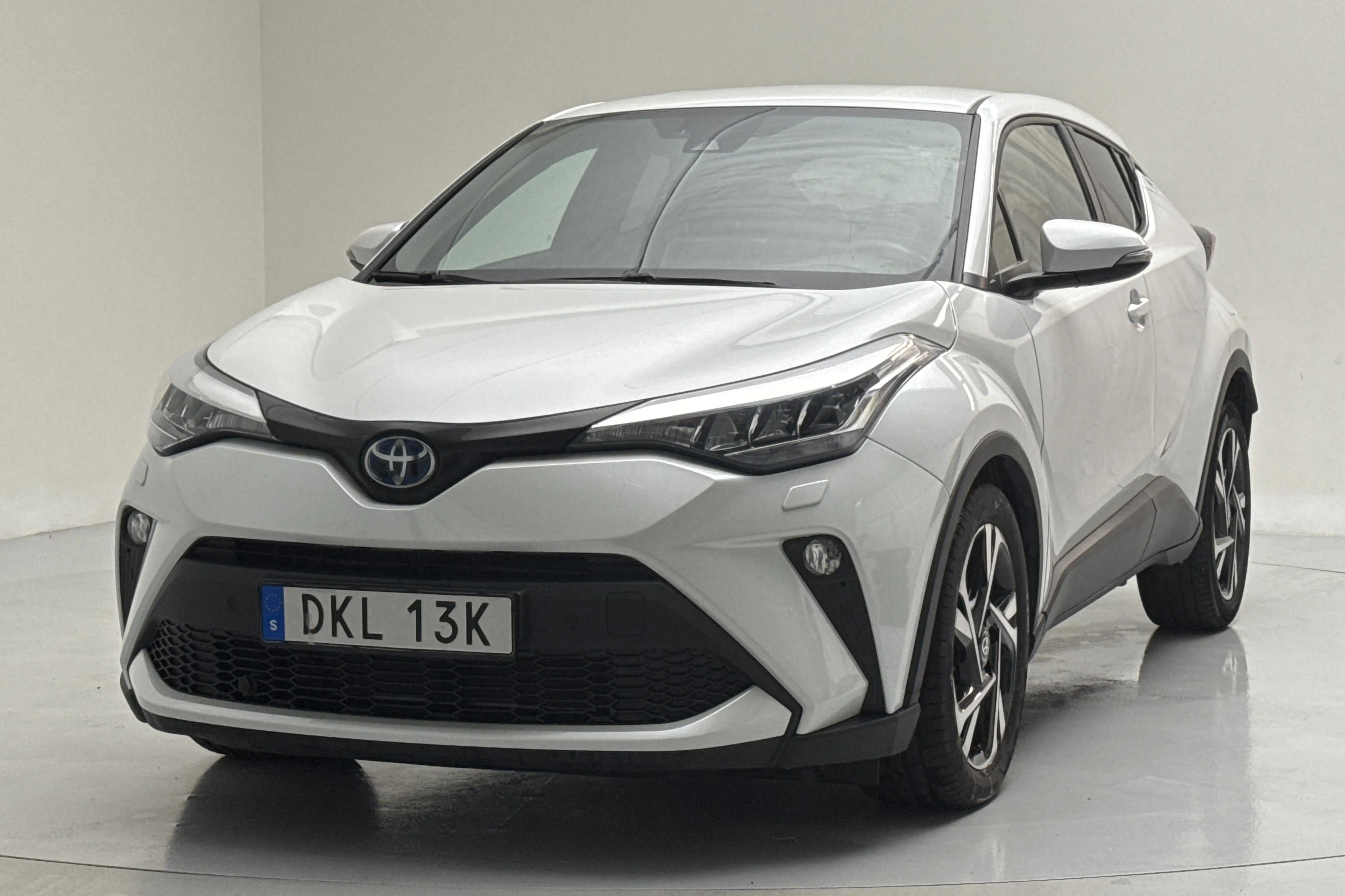 Presentation photo 1 of 14: Toyota C-HR 1.8 HSD (122hk) - 25 490 km - Automatic - white - 2023
