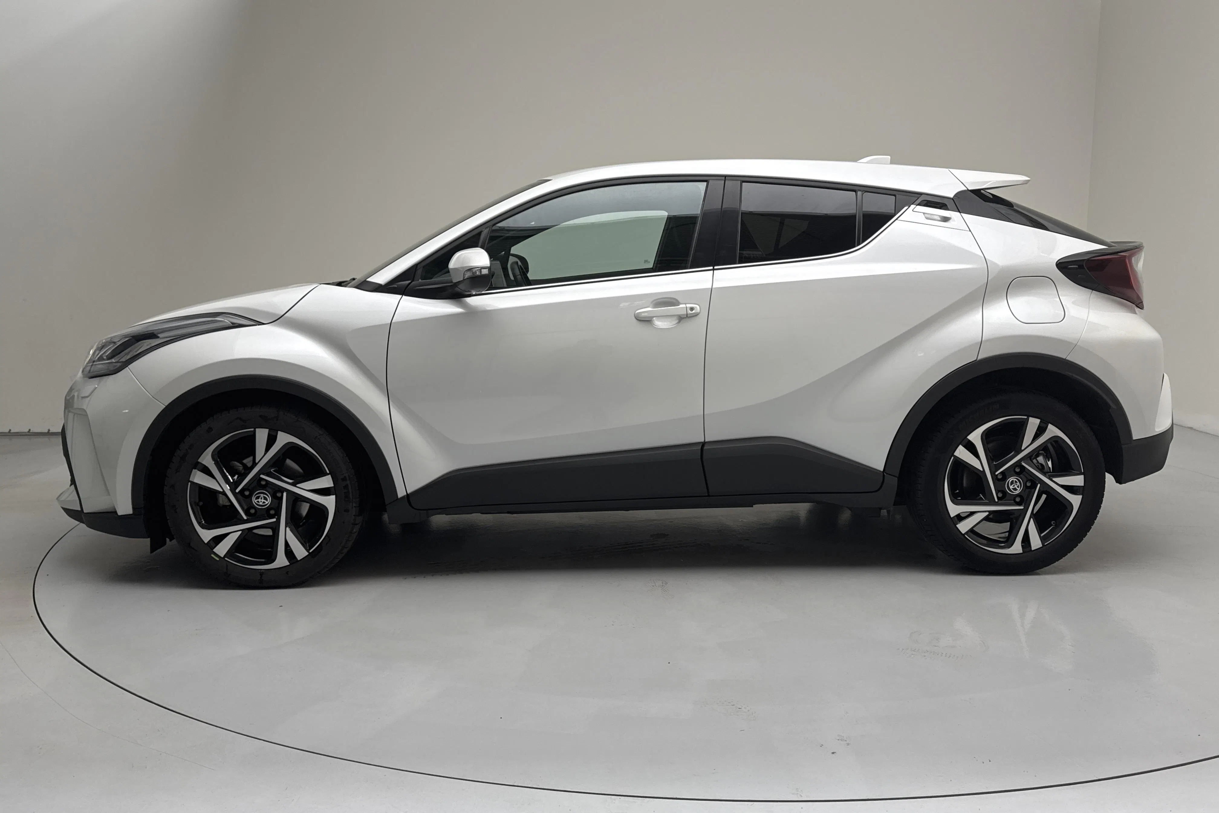 Presentation photo 2 of 14: Toyota C-HR 1.8 HSD (122hk) - 25 490 km - Automatic - white - 2023