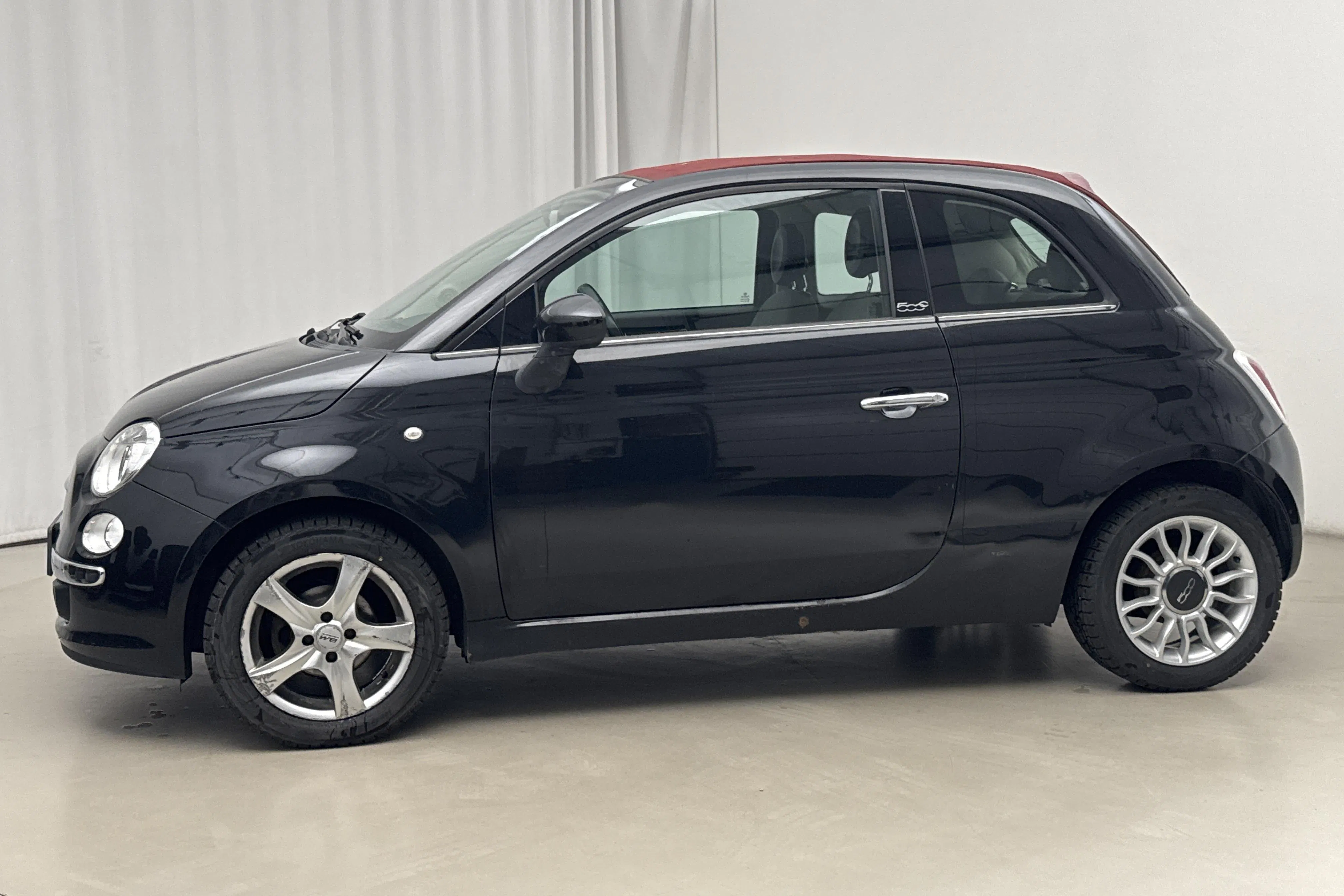 Presentation photo 2 of 16: Fiat 500C 1.2 (69hk) - 10 920 Scandinavian mile - Manual - black - 2014