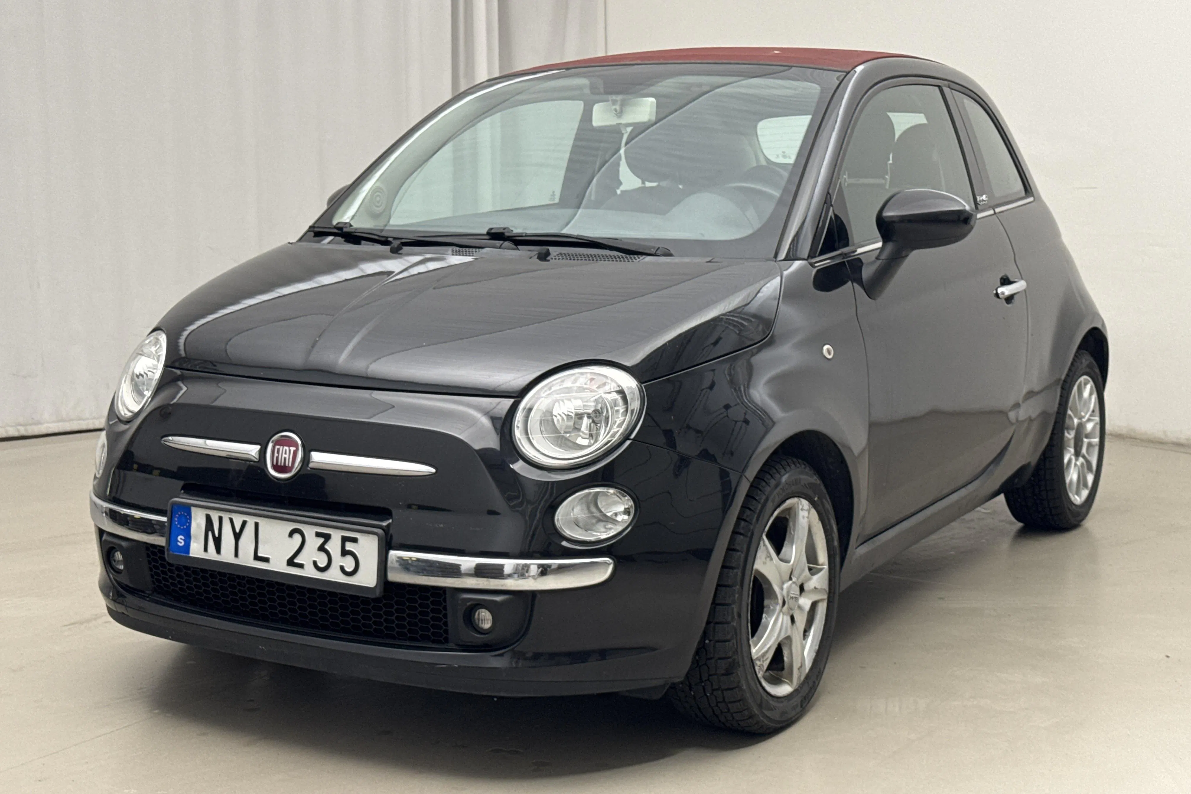 Presentation photo 1 of 16: Fiat 500C 1.2 (69hk) - 10 920 Scandinavian mile - Manual - black - 2014