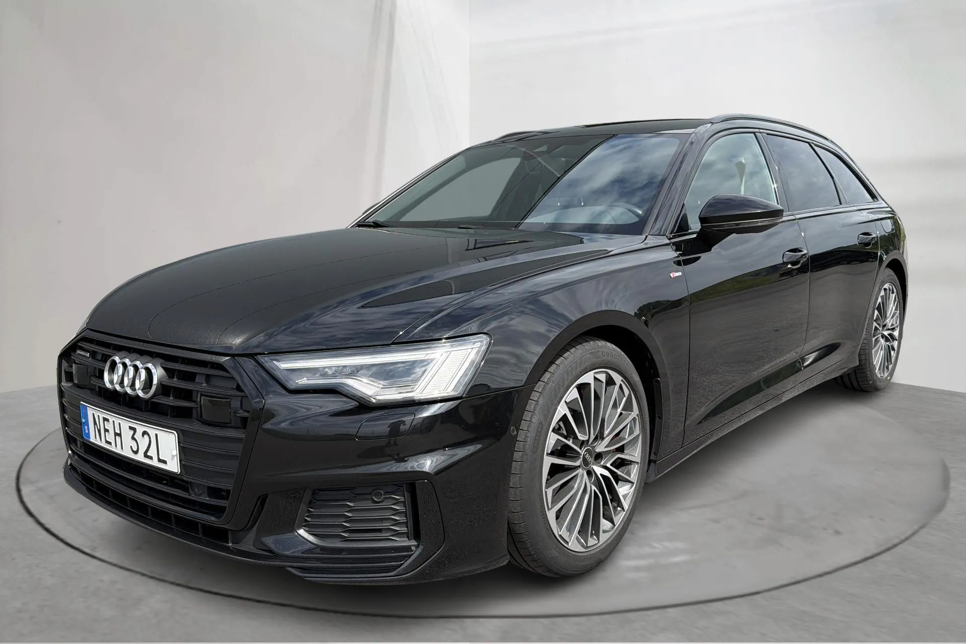 Presentationsfoto 1 av 18: Audi A6 Avant 55 TFSI e quattro (367hk) - 13 553 mil - Automat - svart - 2023