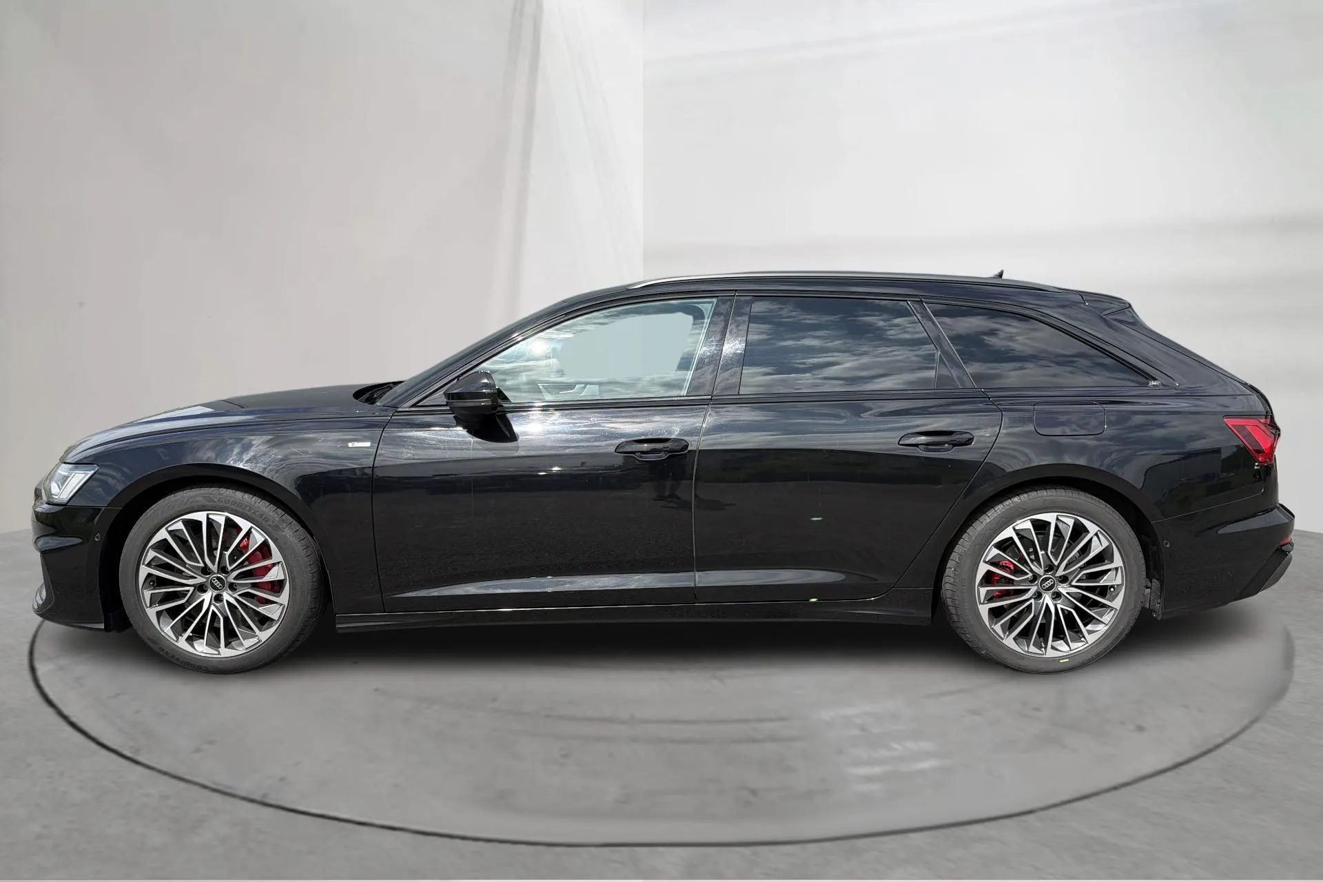Presentationsfoto 2 av 18: Audi A6 Avant 55 TFSI e quattro (367hk) - 13 553 mil - Automat - svart - 2023