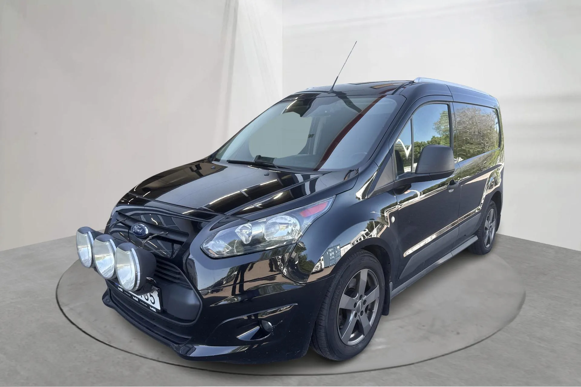 Presentationsfoto 1 av 14: Ford Transit Connect 1.5 TDCi (120hk) - 11 603 mil - Automat - svart - 2017