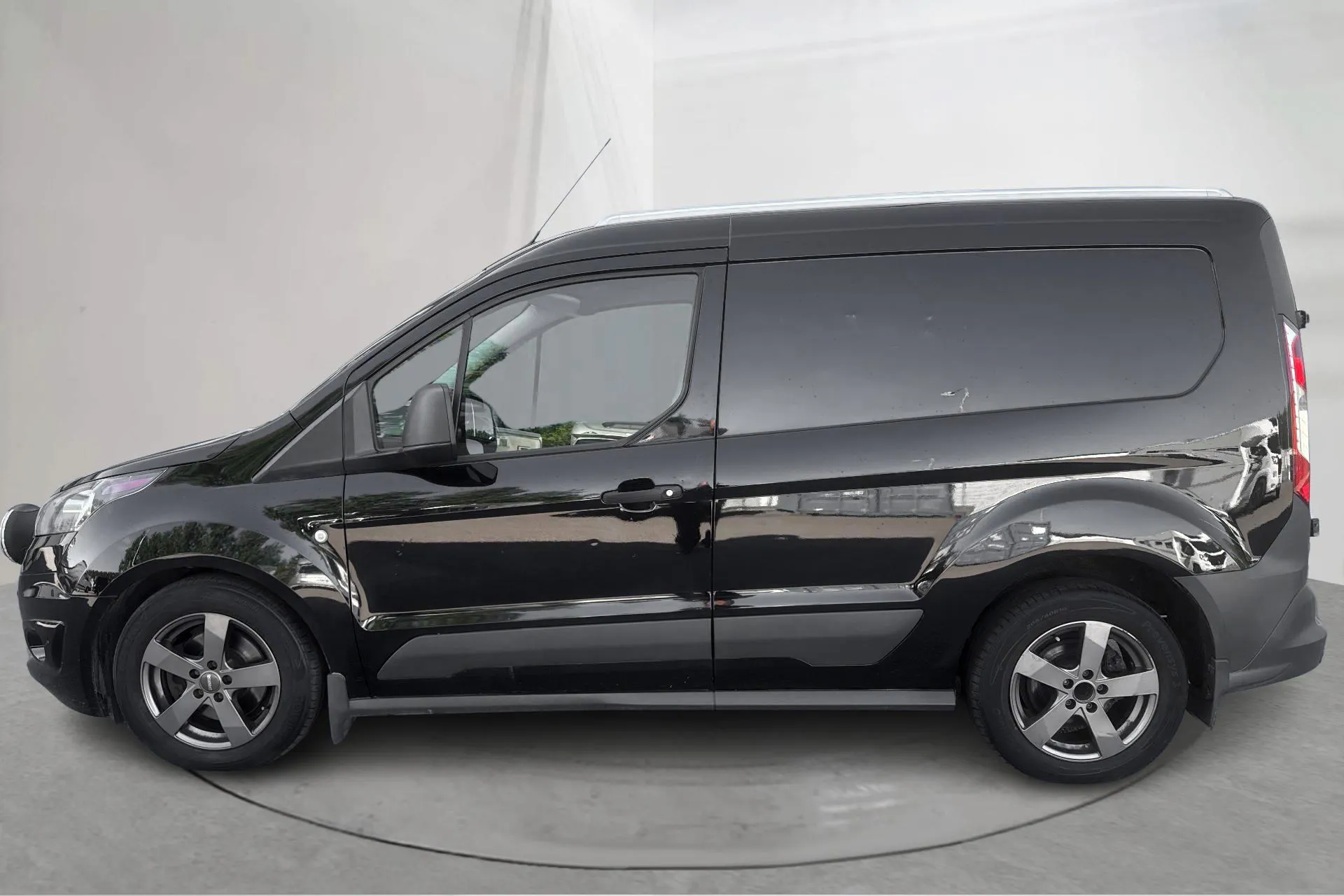 Presentationsfoto 2 av 14: Ford Transit Connect 1.5 TDCi (120hk) - 11 603 mil - Automat - svart - 2017
