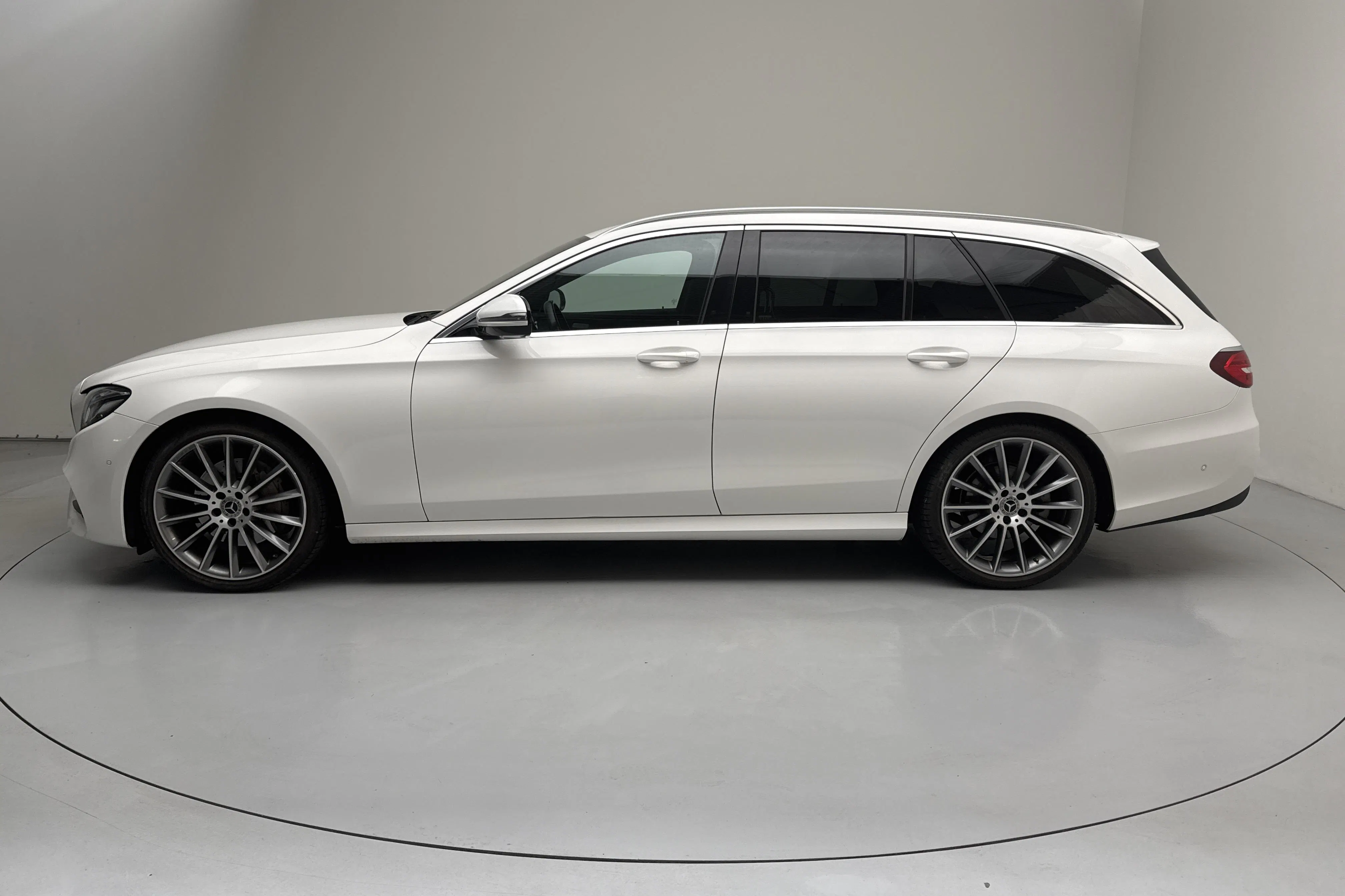Presentation photo 2 of 15: Mercedes E 200 d Kombi S213 (160hk) - 118 260 km - Automatic - white - 2019