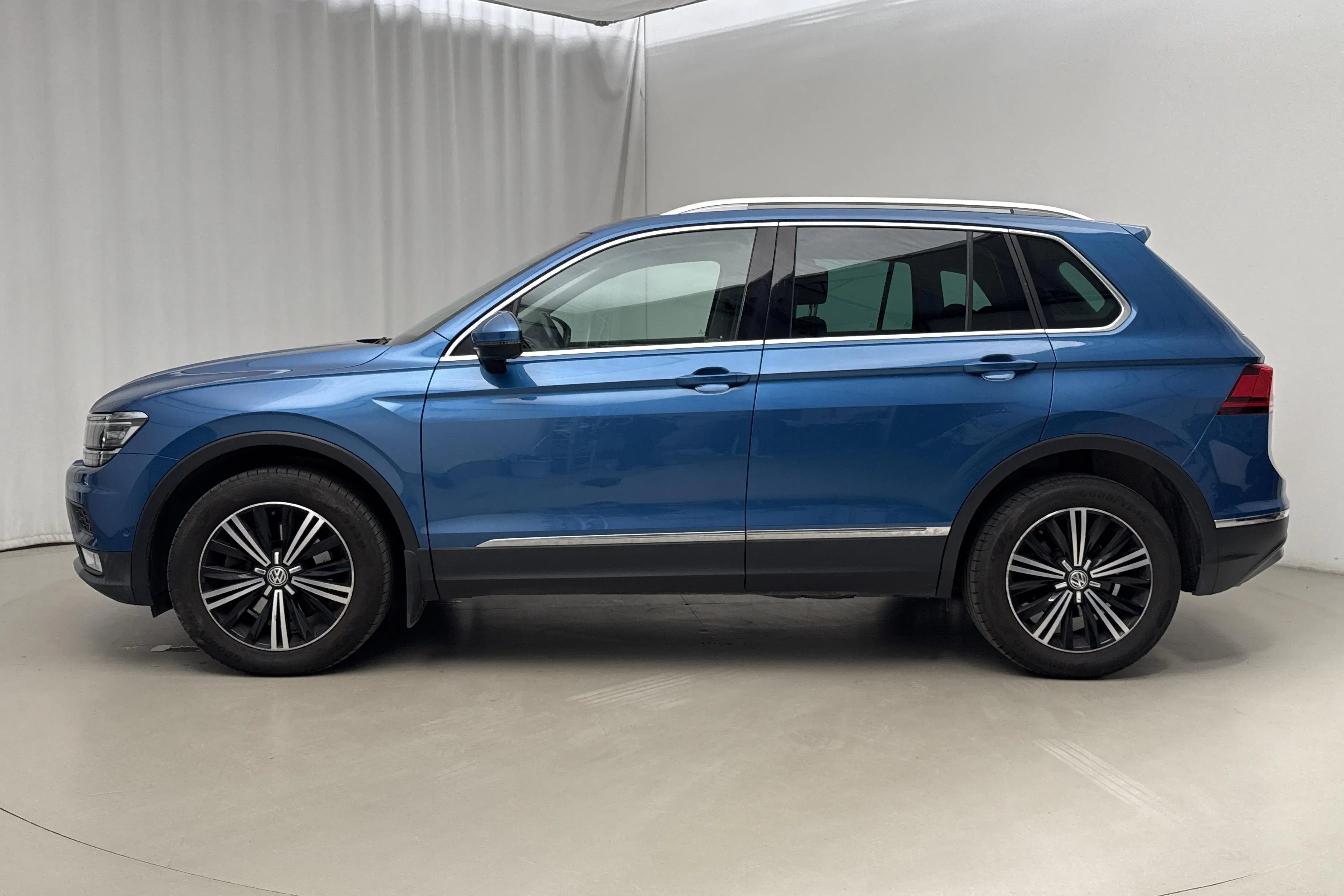Presentationsfoto 2 av 21: VW Tiguan 2.0 TDI 4MOTION (190hk) - 11 744 mil - Automat - Light Blue - 2017
