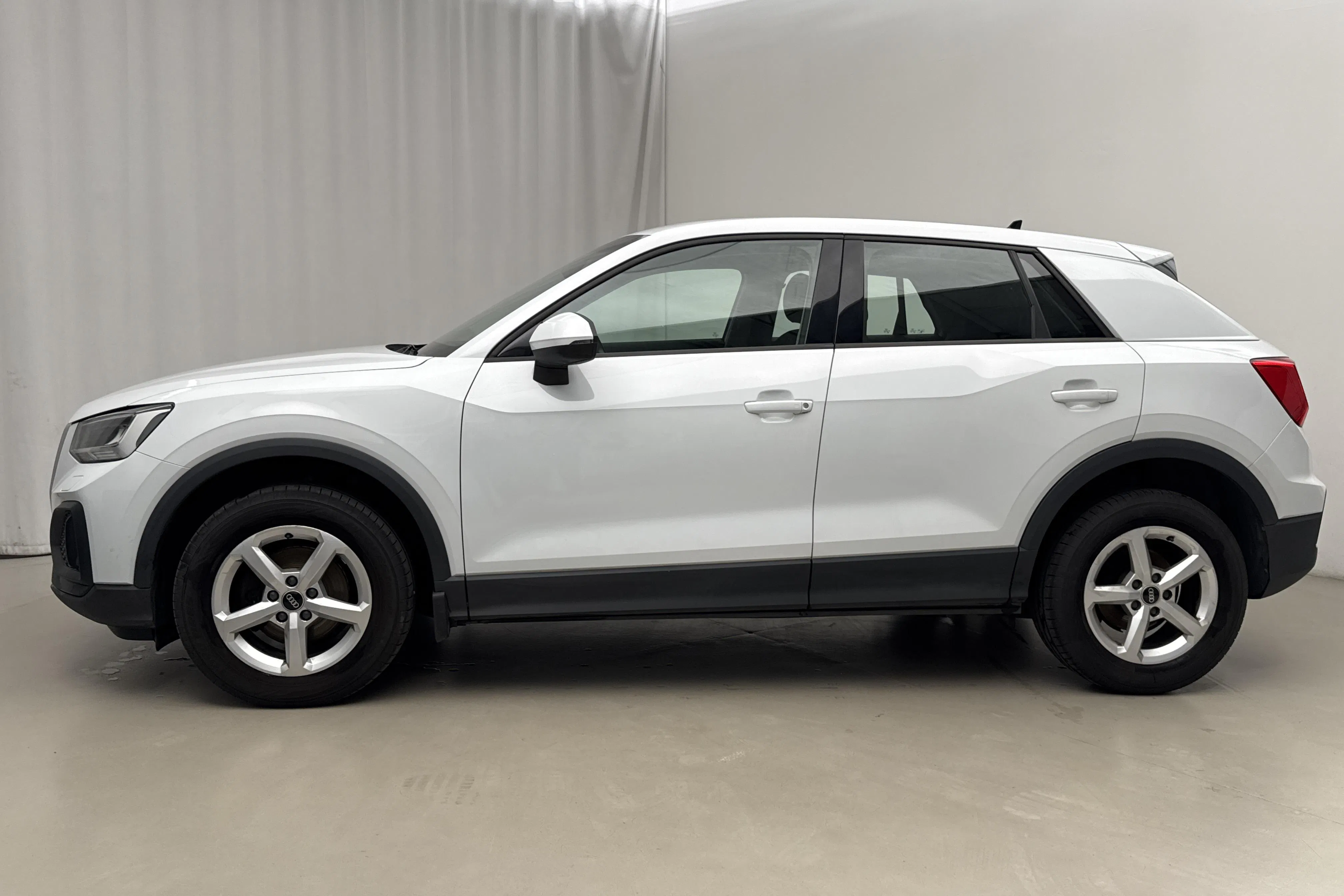Presentationsfoto 2 av 17: Audi Q2 35 TFSI (150hk) - 9 093 mil - Automat - vit - 2021