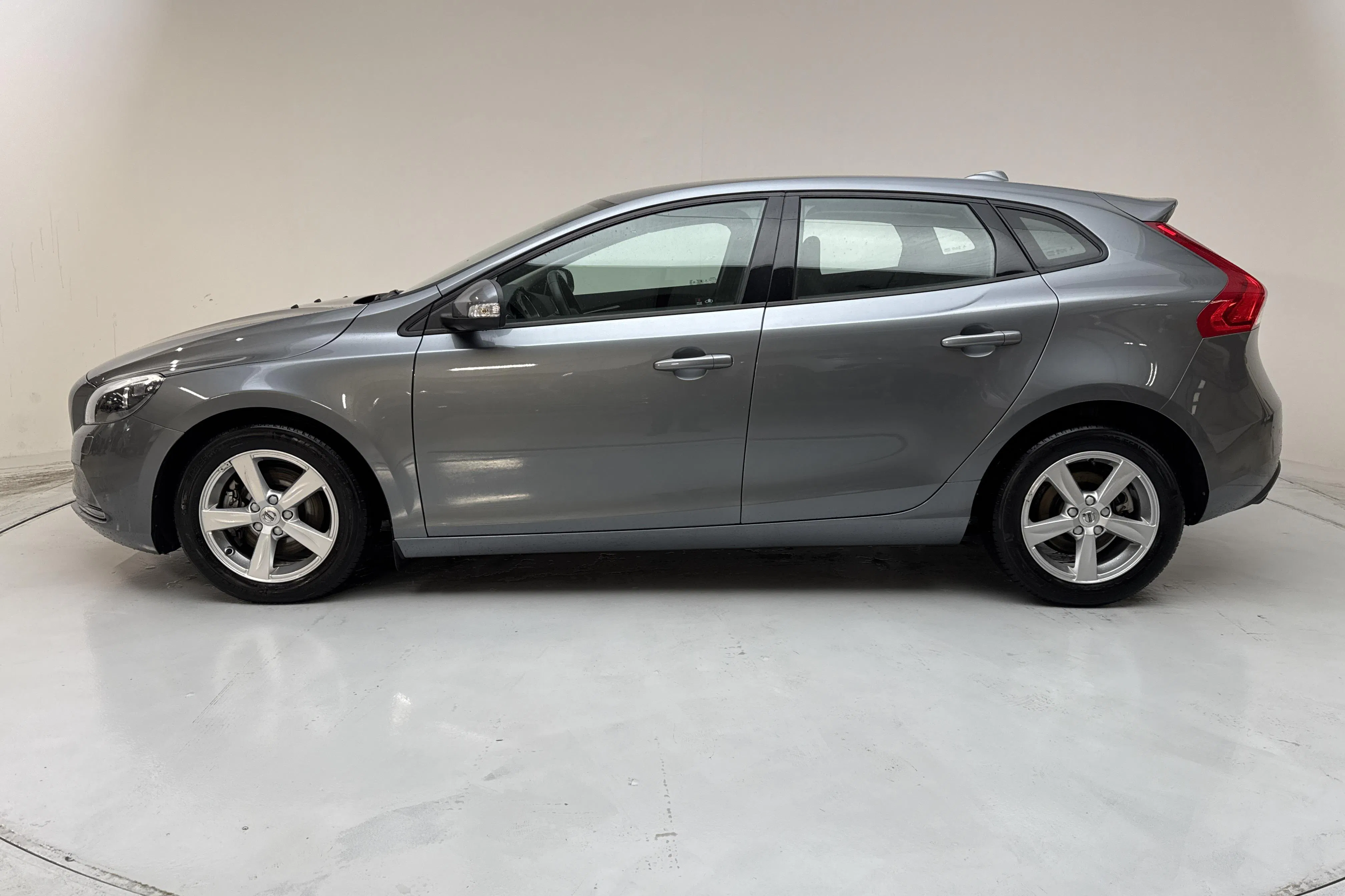 Presentation photo 2 of 13: Volvo V40 T3 (152hk) - 44 400 km - Manual - gray - 2018