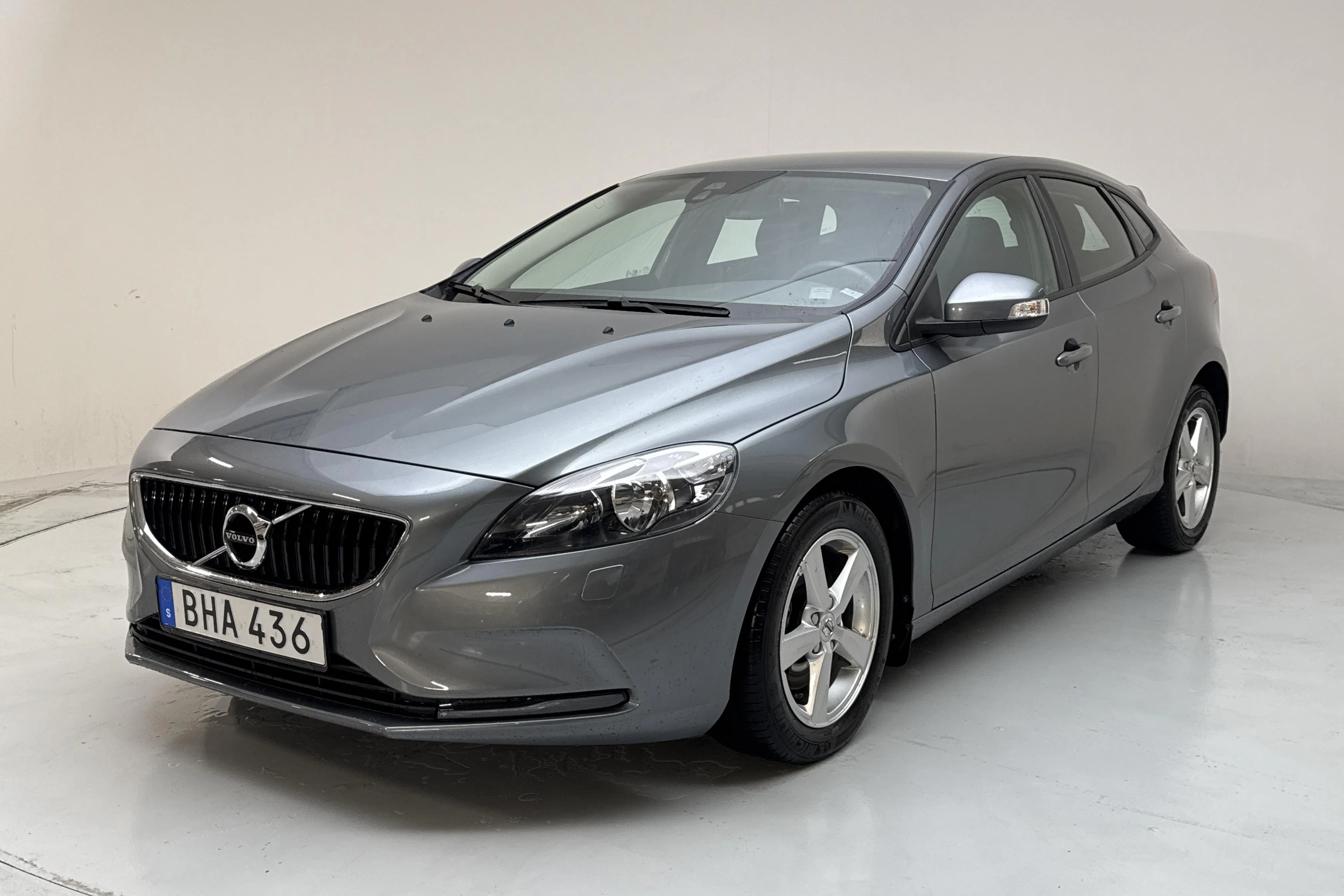 Presentation photo 1 of 13: Volvo V40 T3 (152hk) - 44 400 km - Manual - gray - 2018
