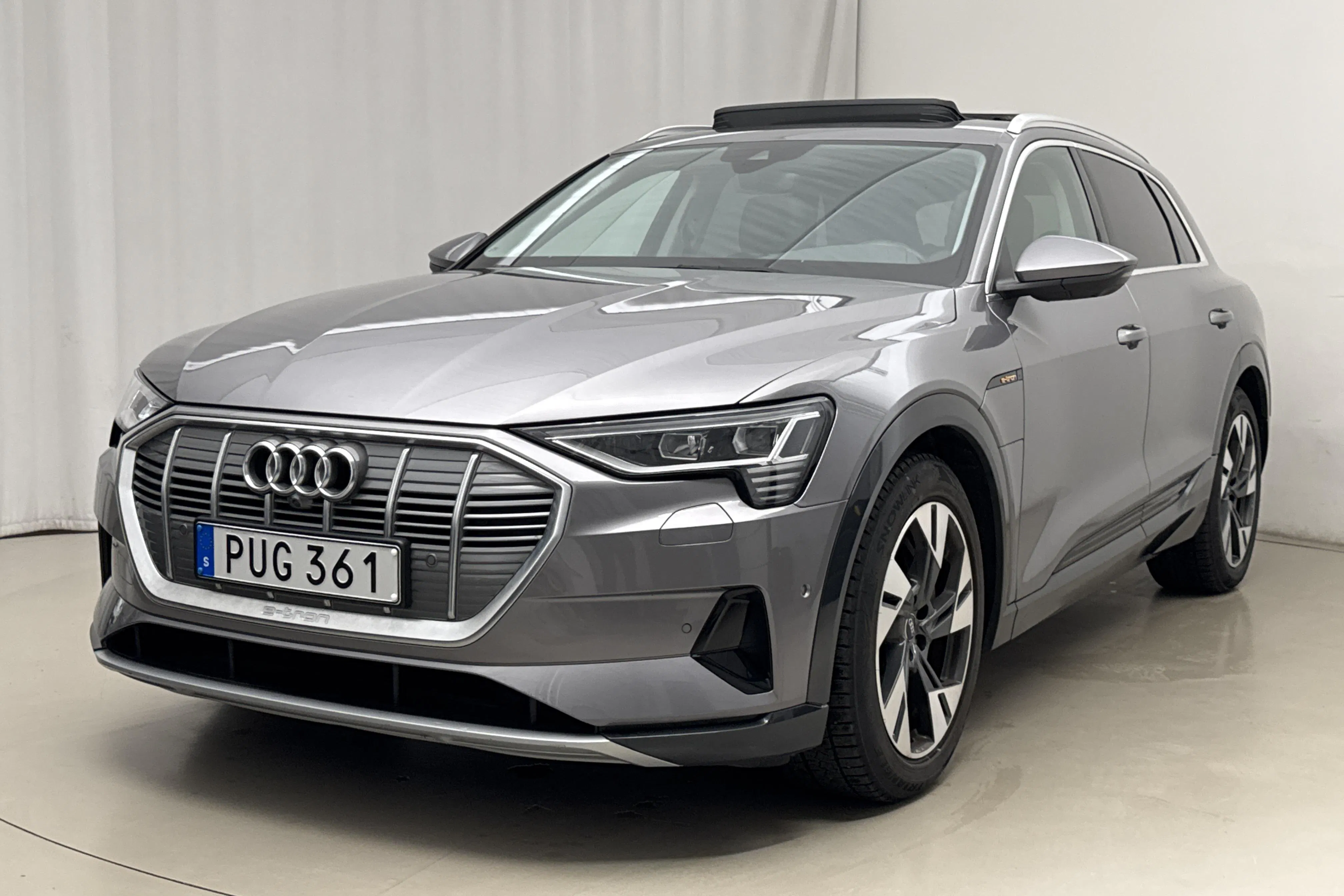 Presentationsfoto 1 av 30: Audi e-tron 55 quattro 95kWh (360hk) - 7 632 mil - Automat - grå - 2022