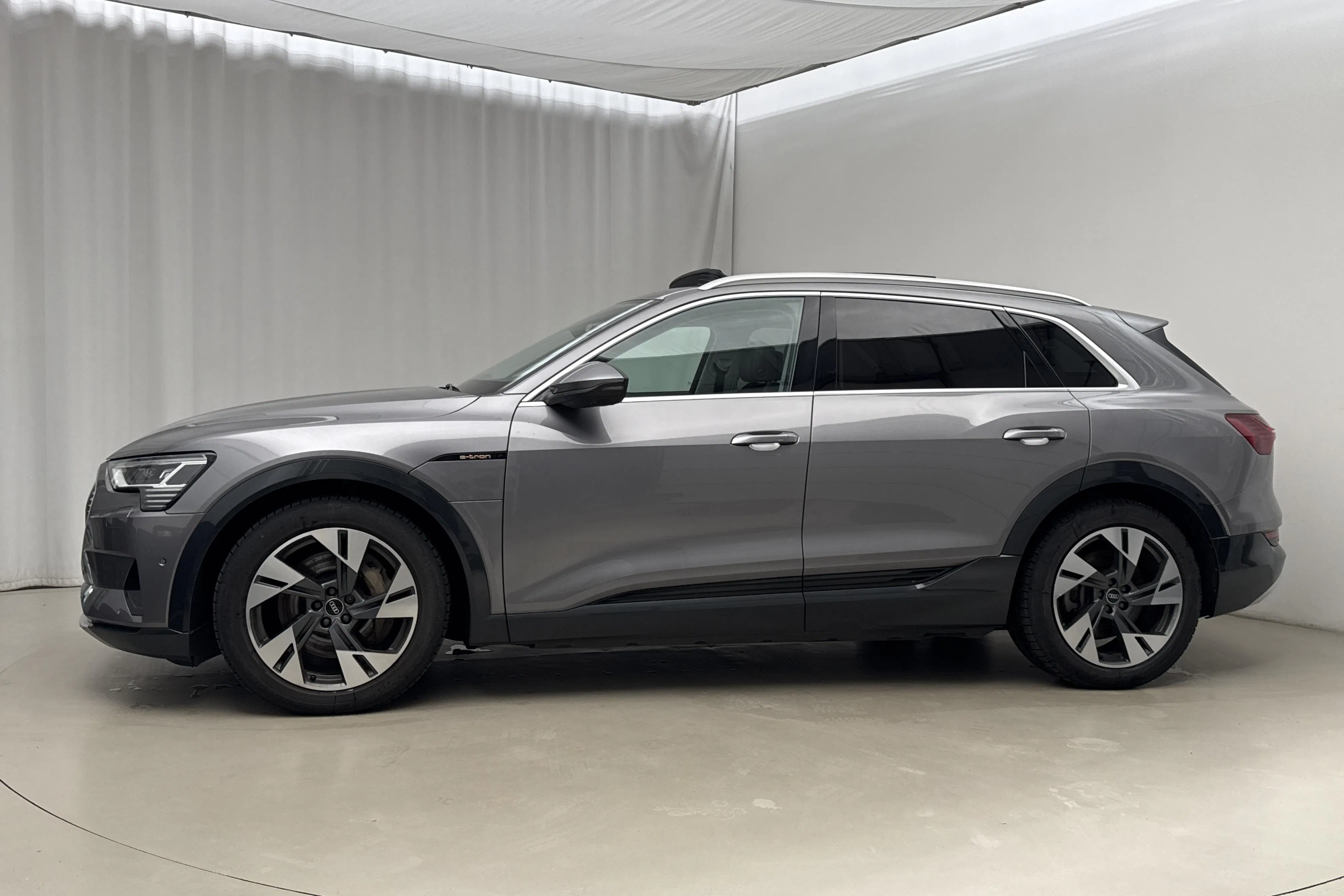 Presentationsfoto 2 av 30: Audi e-tron 55 quattro 95kWh (360hk) - 7 632 mil - Automat - grå - 2022
