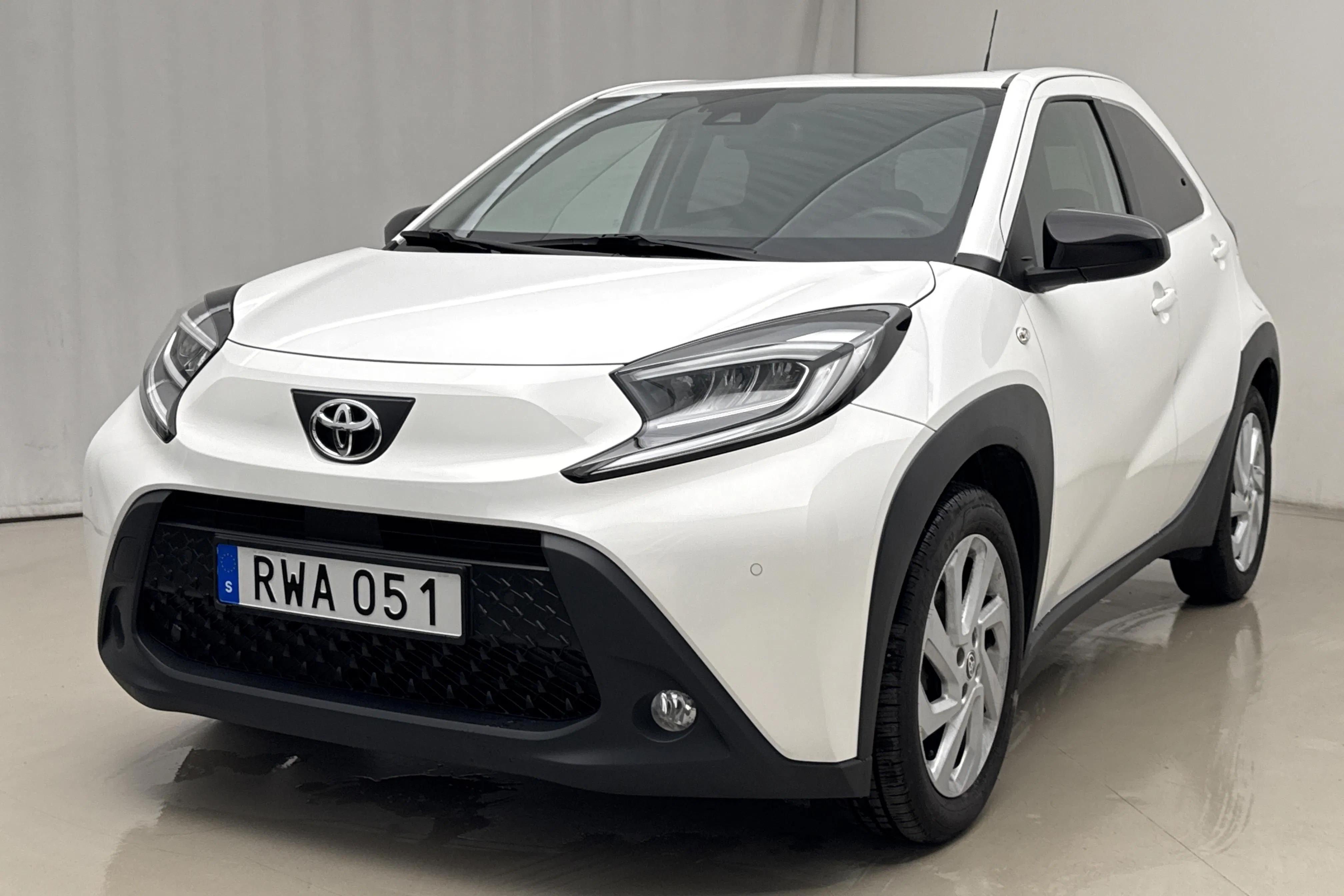 Presentationsfoto 1 av 17: Toyota Aygo X 1.0 5dr (72hk) - 1 719 mil - Automat - vit - 2023