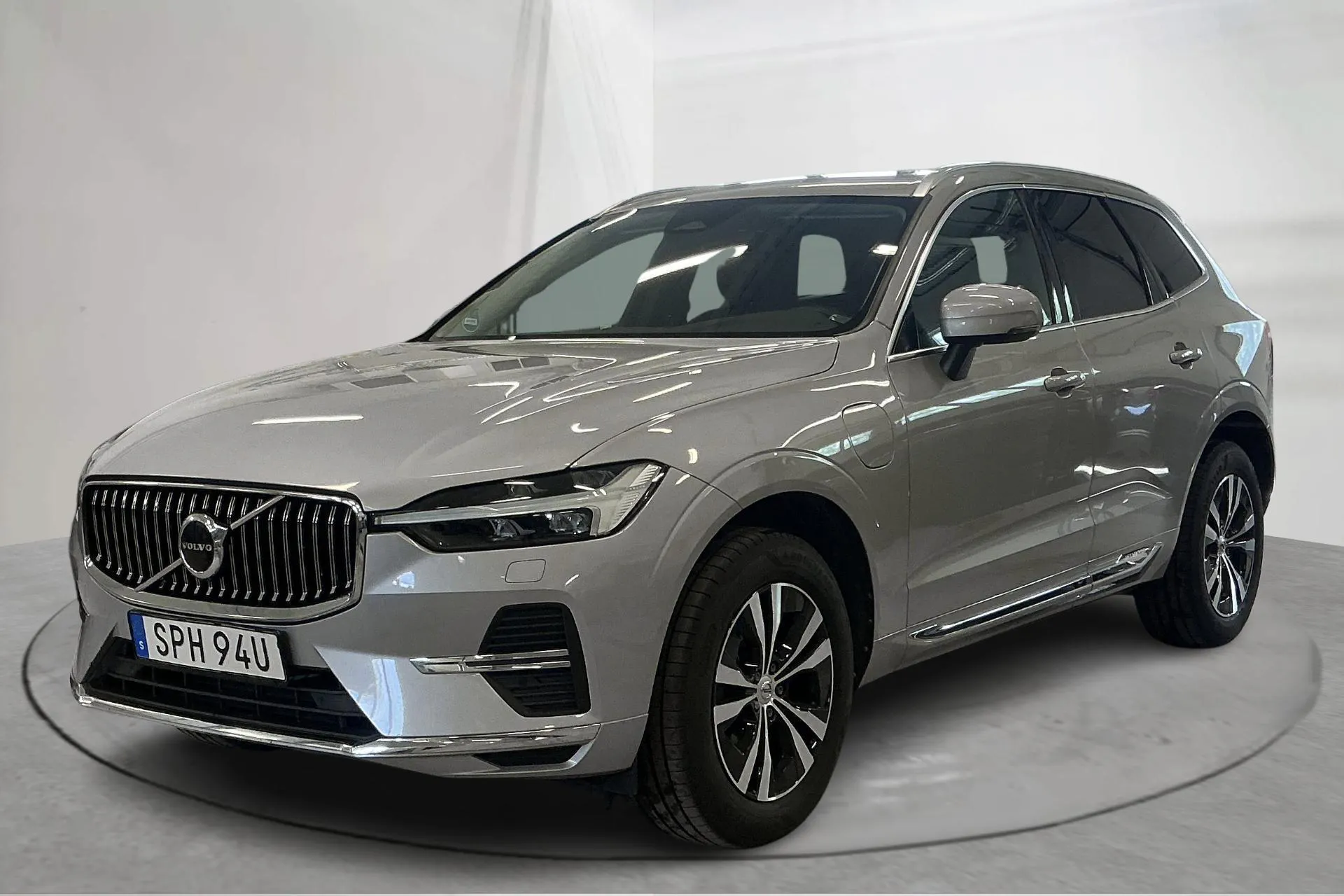 Presentationsfoto 1 av 23: volvo XC60 T6 AWD Recharge (350hk) - 10 594 mil - Automat - silver - 2023