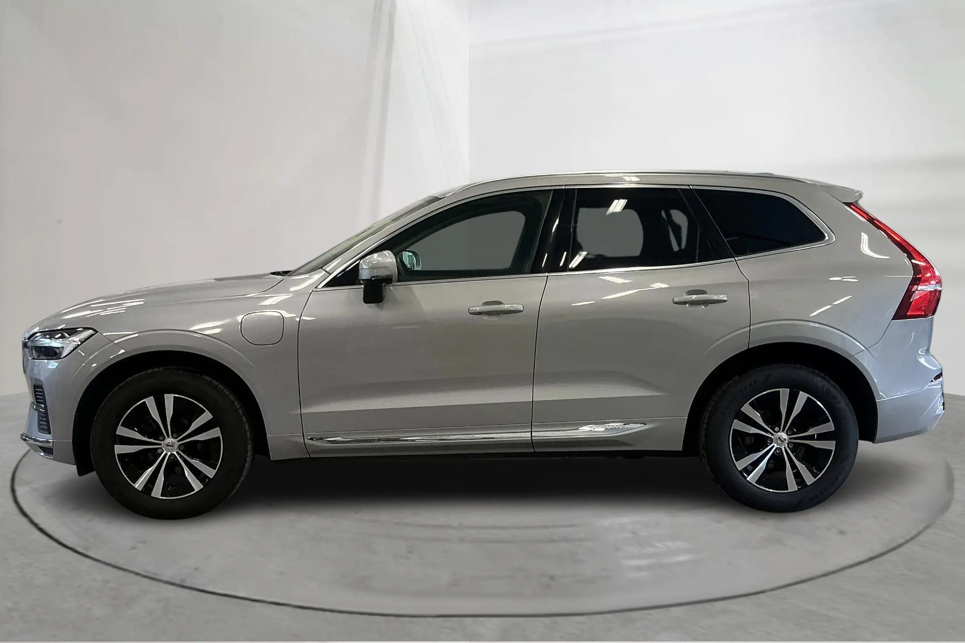 Presentationsfoto 2 av 23: volvo XC60 T6 AWD Recharge (350hk) - 10 594 mil - Automat - silver - 2023