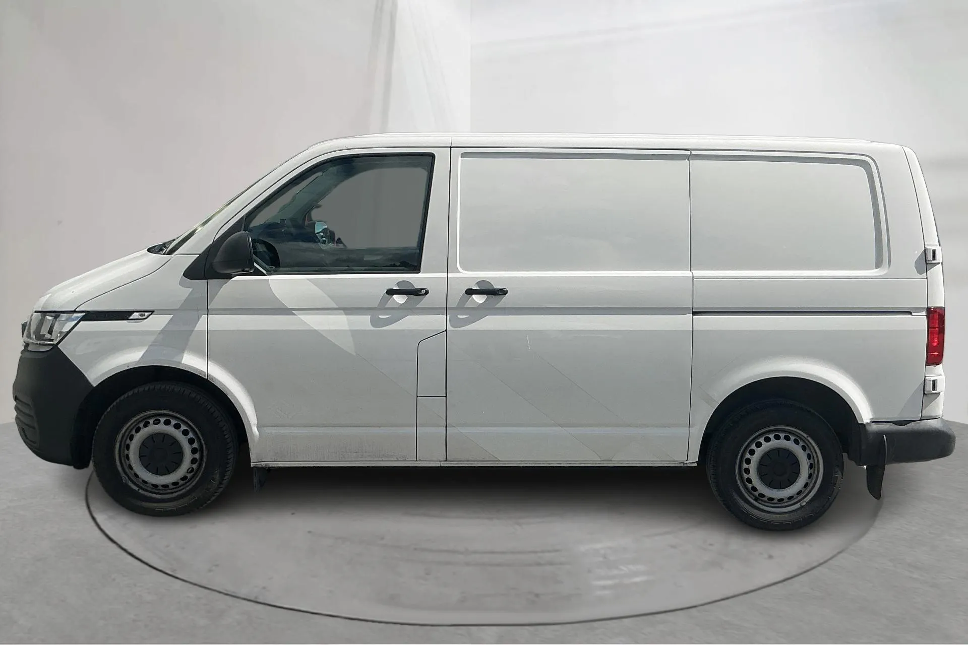 Presentationsfoto 2 av 16: VW Transporter T6 2.0 TDI BMT Skåp (150hk) - 22 250 mil - Automat - vit - 2020